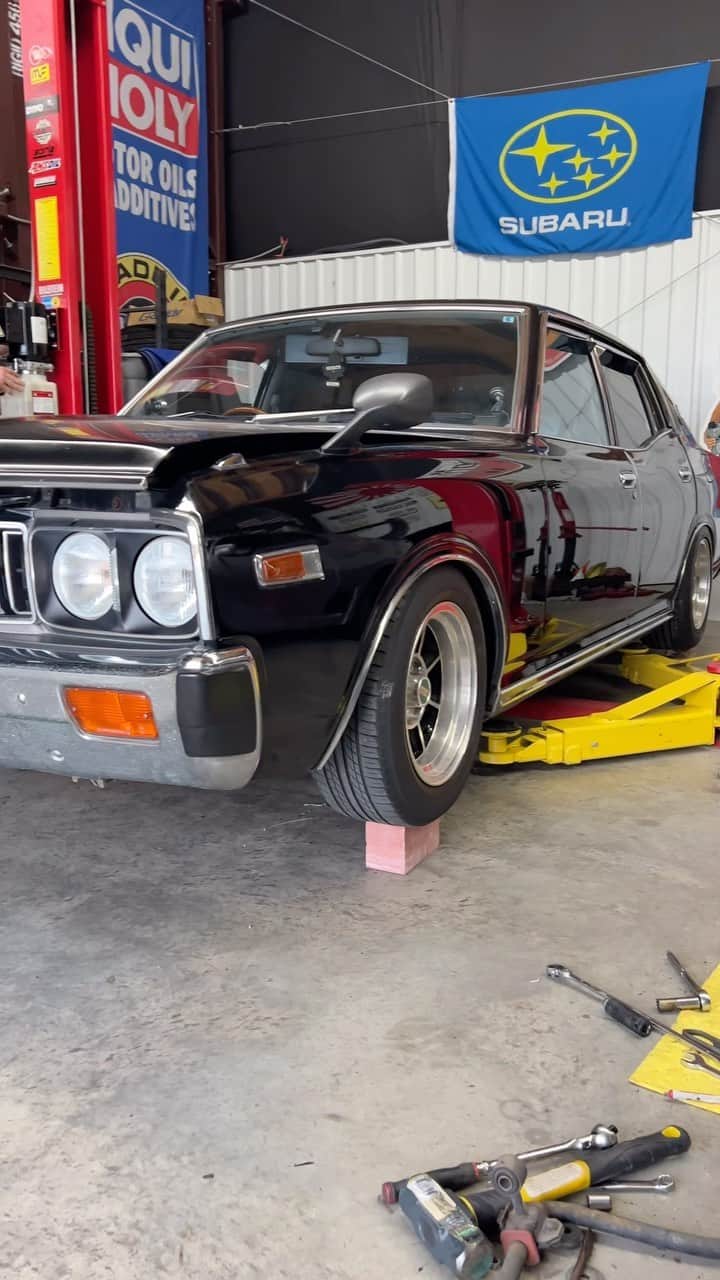 スティーブのインスタグラム：「Slamming my Nissan Gloria; not quite there yet… this car is going through some cool changes thanks to my friend @acacg  グロリアをシャコタンにします。これからもっとかっこよくなります　期待してください　動画も間も無く公開します　#日産　#日産グロリア #シャコタン #スティーブ的視点」