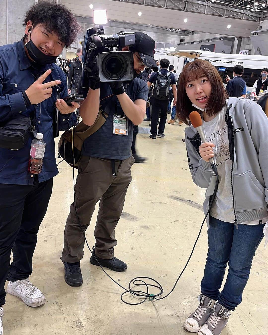 華音のインスタグラム：「先週東京モーターサイクルショーでリポーターをしたのですが、 ぶっちゃけると私は普段から編集ありきの動画しか撮って来なかったため生配信に凄く苦手意識があり、かと言って喋りも上手くないし、自信もないしで、リポーターなんてしようもんならチキンハートがフライされて最初はよく唐揚げになっていたのですが、回数を重ねる毎に慣れて今は生配信で話す緊張感が逆に好きになるという毛の生えたチキンハートになったなと思います。いっぱい失敗して赤っ恥かきまくってきたチキンハートです。もちろんまだまだなので自分の話でもっと人に楽しく面白く伝えられるようになりたいと奮闘中のチキンハートです。毛むくじゃらチキンハート目指して、今日も頑張ります。そんな今日は、英語実況初めて3年目のレース開幕戦です。チキンハートがんばります。  かのを   #チキンハート」