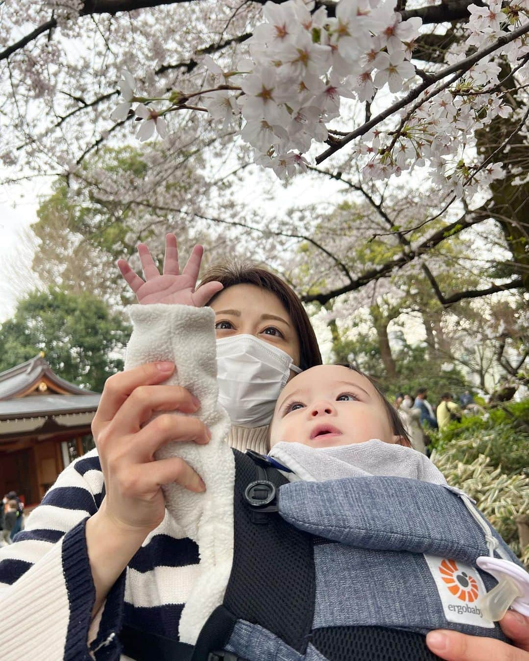 越智千恵子さんのインスタグラム写真 - (越智千恵子Instagram)「今日で千ちゃん10ヶ月！手を挙げて返事をしたり、挨拶をしたり、いいタイミングで笑いをこらえたり（4つ目の動画参照です笑）様々なリアクションができるようになってきました。そろそろ歩く姿が見られる予感！？楽しみです🥳   #赤ちゃん #赤ちゃんのいる生活 #ベビー #子育て #ベビー服 #育児 #baby #女の子ママ #babygirl #娘 #令和ベイビー #0歳 #赤ちゃんのいる暮らし #育児日記 #赤ちゃんとの暮らし」4月1日 7時45分 - chieko_0224