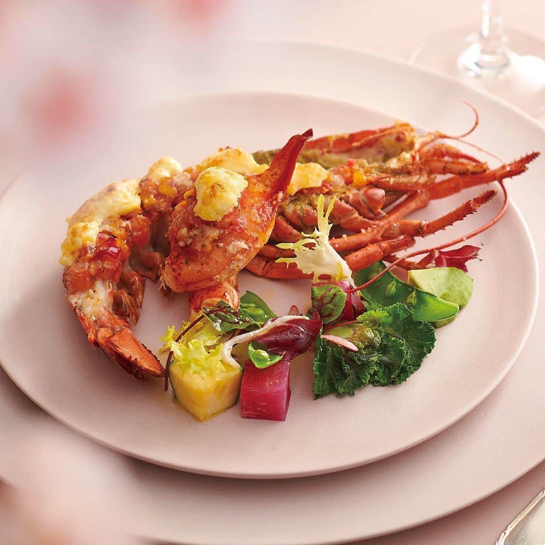 KIHACHI公式Instagramさんのインスタグラム写真 - (KIHACHI公式InstagramInstagram)「. 【キハチ 青山本店】  Spring Special Course  「海老・蟹スペシャルコース」    春らしい陽ざしを感じるこの頃、満開の桜や新緑の芽吹きも楽しめるそんな季節。  海老、蟹と春の食材を合わせた、彩り豊かで華やかなお皿たち。  海老と蟹をすべてのお皿に盛り込んだ“海老・蟹づくし”の贅沢なスペシャルコースに仕立てました。  前菜は、甘みあるズワイ蟹と真鯛をマリネにし、磯の香りの青海苔ジュレと、桜色に仕上げたビーツドレッシングと共に春らしい一皿に。2品目は、オマール海老にフレッシュ野菜のサンタフェとチーズソースをのせてこんがりと焼きあげたグラタンを彩り野菜と共に盛り付けて菜園風に。魚料理には香ばしく焼いた鰆を、スープ仕立ての和だしソースと蟹味噌をきかせたバターソースで。メインの牛肉は、空豆を加えた干し海老ソースと、サクッと揚げた桜海老と共に。春の味覚と彩り、海老と蟹が織りなすリッチな味わいを、心ゆくまでご堪能ください。   コースのデザートを＋770円で、「KIHACHIのエリザベスパイ」（写真2枚目）にアップグレードいたします。         ■販売期間　2023年3月16日～5月15日    ■提供時間　ランチタイム／ディナータイム　※ランチは要予約    ■料金　13,200円  プラス料金にて、デザートを「KIHACHIのパイシリーズ」にアップグレードします。    ■ご予約は、オンラインまたはお電話にて承ります。  ・オンライン予約　https://www.tablecheck.com/shops/kihachi-aoyama  ・電話　03-5785-3641（青山本店）      【MENU】  ・ズワイ蟹と真鯛のマリネ　青海苔ジュレとビーツのソース    ・オマール海老のサンタフェ風チーズグラタン　菜園風    ・玄米を纏った鰆のポワレ　紅ズワイ蟹と干し貝柱のソース　蟹味噌のアクセント    ・佐賀牛の網焼き　干し海老、空豆ソース　桜海老のフリット添え    ・焼き苺とバニラジェラートを浮かべた苺のスープ　    パン、コーヒーまたは紅茶      #KIHACHI #キハチ #キハチ青山本店 #早春コース #KIHACHIのパイ #海老蟹 #海老蟹スペシャルコース #春のスペシャルコース #オマール海老 #ズワイ蟹 #サンタフェ風チーズグラタン #鰆のポワレ #佐賀牛 #焼き苺 #苺のスープ #明治神宮外苑いちょう並木 #青山ランチ #外苑前ランチ #青山ディナー #外苑前グルメ #青山グルメ #神宮外苑いちょう並木」4月1日 7時53分 - kihachi_official