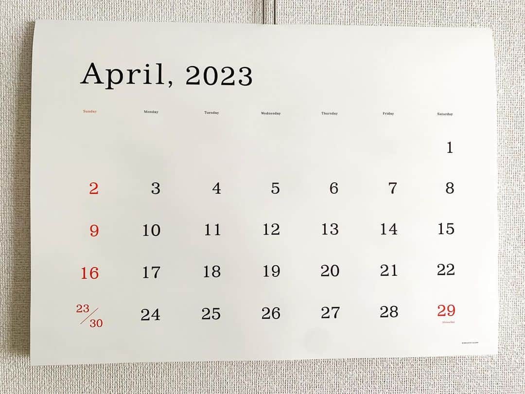 梅津有希子さんのインスタグラム写真 - (梅津有希子Instagram)「今日から4月。すっかり春🌸  20年以上愛用してる，アートディレクター葛西薫さんのカレンダー。 リビングはもうこれじゃないと落ち着かない。  まったく飽きないって、ほんとすごいと思う。」4月1日 7時55分 - y_umetsu