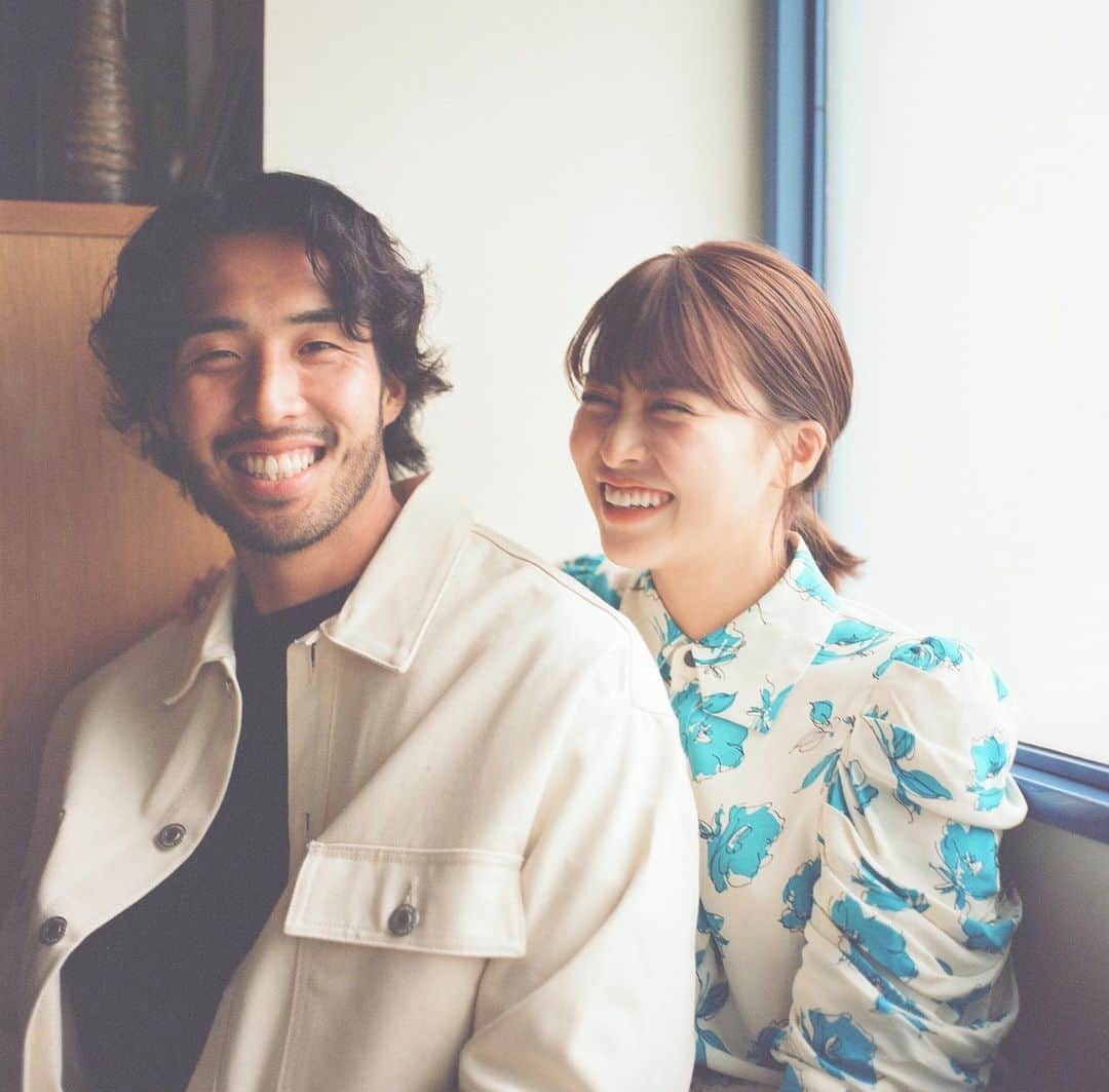 三原勇希のインスタグラム：「いつも応援してくださる皆様、お世話になっている皆様へ  私、三原勇希は犬飼智也さんと結婚しました。  籍を入れ写真を用意し、４月にこうして発表しようとしていたのですが、先に週刊誌の報道で知ってしまわれた方がいること、悔しいです😂  でもやはり嬉しいです。 今後は益々お互いの仕事に精を出せるよう、自分達らしく過ごせるよう、互いを思いやりながら 共に生きてゆきたいと思います。  突然のご報告となりましたが、温かく見守って頂けたら幸いです。今後ともどうぞよろしくお願い致します。  三原勇希  追伸 私が浦和レッズを応援するきっかけをくれたラジオ番組、FM NACK5「N-FIELD」は、今夜も18時から21時まで生放送です！笑」