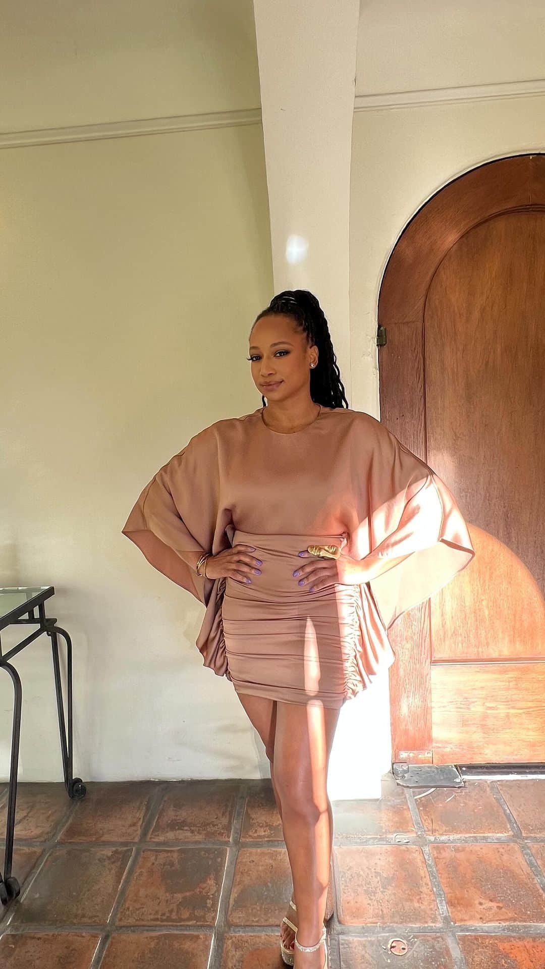 モニーク・コールマンのインスタグラム：「I loved this look for @glaad Awards ✨✨✨  💄 @makeupbyhendra  👗 @simkhai @bleuclothing」
