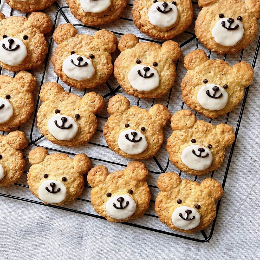 トテンのインスタグラム：「日本人ならご飯よね🍙と思いながらウッカリ流行りのオートミール食べ始めてみたら、 何だかお腹が調子良くなっちゃって、  クッキーにもたくさん混ぜ込んで無くなってしまったので、 また買ってきます🙋🏻‍♀️」