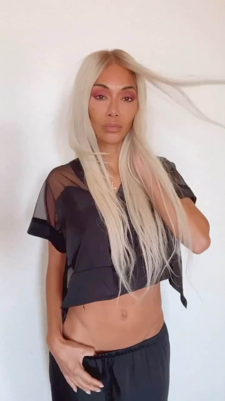 ニコール・シャージンガーのインスタグラム：「Pick your poison…brunette or blonde?」