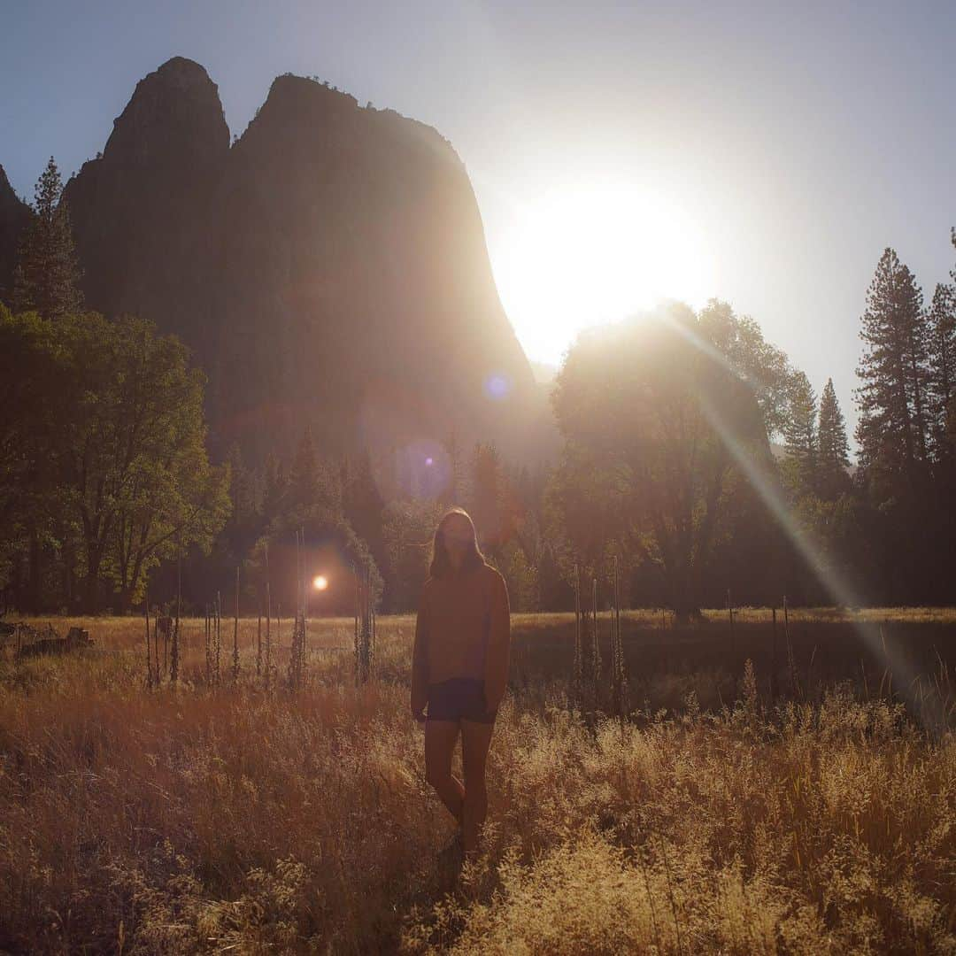 松島エミさんのインスタグラム写真 - (松島エミInstagram)「Shot some self portraits in Yosemite for the lovelies at @hikerkind during a really beautiful time when the whole valley is golden✨  . . #hikerkind#yosemite#yosemitevalley#selfportrait#outdoors#camping#camplife」4月1日 8時26分 - emimatsushima