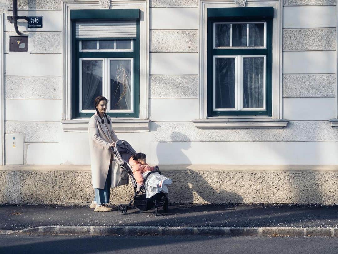 ユン・ソイさんのインスタグラム写真 - (ユン・ソイInstagram)「아직 추운 비엔나~ 잠시 쨍하다가 비바람이 한번씩~ #오스트리아#비엔나#austria🇦🇹#꽃샘추위 #산책#유럽여행#가족여행#여행스타그램」4月1日 8時21分 - yoonsoy