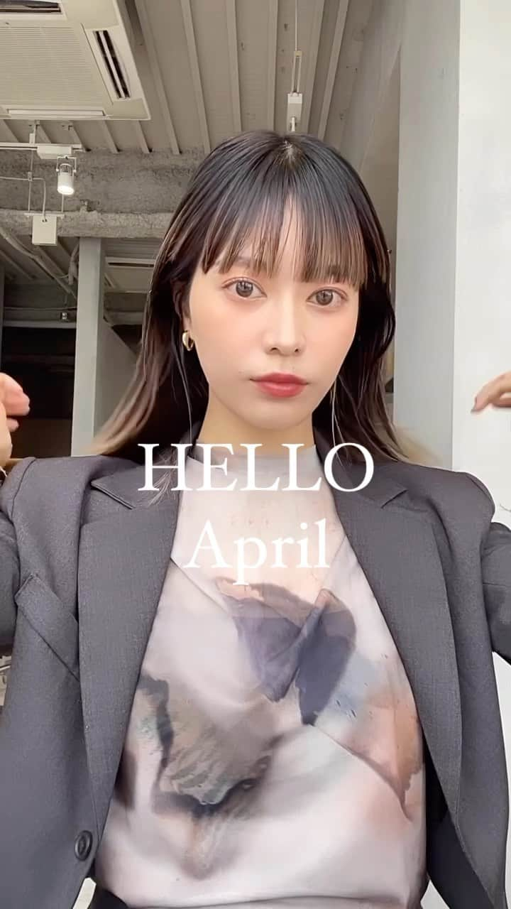 NATSUMI/渋谷店のインスタグラム：「ヤッホー4月！！！社会人11年目突入🌸 日々精進！！！ 新しいことに挑戦します！！！ お楽しみに！！！  最近のマイスタイルは 根本がスーパー伸びてきたので太め黒眉にしてキリッと！ 髪は顔まわりだけレイヤー入ってて ほぼストレートで降ろしております 前髪はセルフで目上で切って ソマルカのアッシュシャンプー 週一くらいで色補正して 軽くアイロンで丸めてまする🫶🏼💓  #前髪 #ぱっつん前髪 #ミディアムヘア #グラデーションカラー #前髪カット #赤リップ #春コーデ #春カラー」