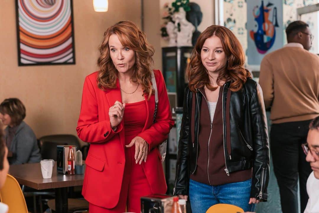 リー・トンプソンのインスタグラム：「Stirring up trouble tonight on @ctv so many wonderful actors and crew. What a joy. @ctv to bad I can't watch! Canadian friends let me know what you think!!! #thespencersisters @huseinmadhavji @staceyfarber」