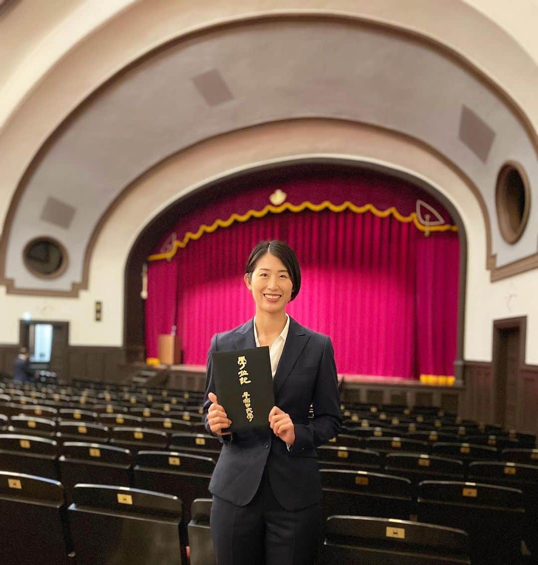 橋本涼加のインスタグラム：「#waseda #waseda_university  この度早稲田大学大学院スポーツ科学研究科エリートコーチングコースを修了しましたことをご報告させていただきます。  本研究は、学術的理論に準拠したスポーツメンタルトレーニングを行うことで向上した競技成績と、その効果をオートエスノグラフィーを通して考察しました。  アスリートがフィジカルトレーニングをしてパフォーマンスを向上させるように、心(メンタル)も訓練をすることでパフォーマンスの向上に繋げることができます。  私は研究と1年間の学びを通して、自分の心の弱さと向き合うことは必ず自分の役に立つということを深く理解し、スポーツの価値を再認識することができました。  1年間で研究をまとめることは簡単なものではありませんでしたが、ご指導いただいた先生方や研究室の皆様のおかげで書き上げることができました。  ずっと憧れていた早稲田大学での学びの時間は、とても尊く大切なものとなりました。  ここでの学びを今後のスポーツの発展と、社会への貢献に繋げられるように、これからも勉強し続けていきたいと思います。  最後に、 大学院へ行くことを快く承諾してくださいました会社の皆様 ビーチバレーボール部のスタッフ、コーチの皆様 そしてパートナーの礼華に心より感謝申し上げます。  楽しかった♪」