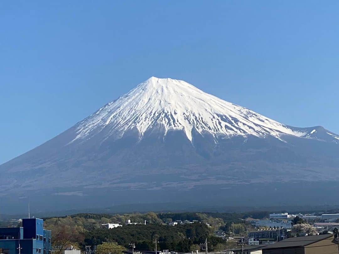 矢野きよ実さんのインスタグラム写真 - (矢野きよ実Instagram)「8:52富士山ナウ　美しいーー。 どうかいい日にになりますように…と 手を合わせました。  東京へ向かっています！ 今日と明日、東京にお世話になります。 よかったら逢いにきてください。  在廊日 4月1日(土)・2日(日) 8日(土)・9日(祝日) 15日(土)・16日(日) 29日(祝 土)・30日(日) 5月4日(祝 木)・5日(日)・6日(土)・7日(日) #yanokiyomi #矢野きよ実 #矢野きよ実の書 @imperialhotel_jp_official @iihini_style @awai_thecovernippon」4月1日 8時39分 - yanokiyomi