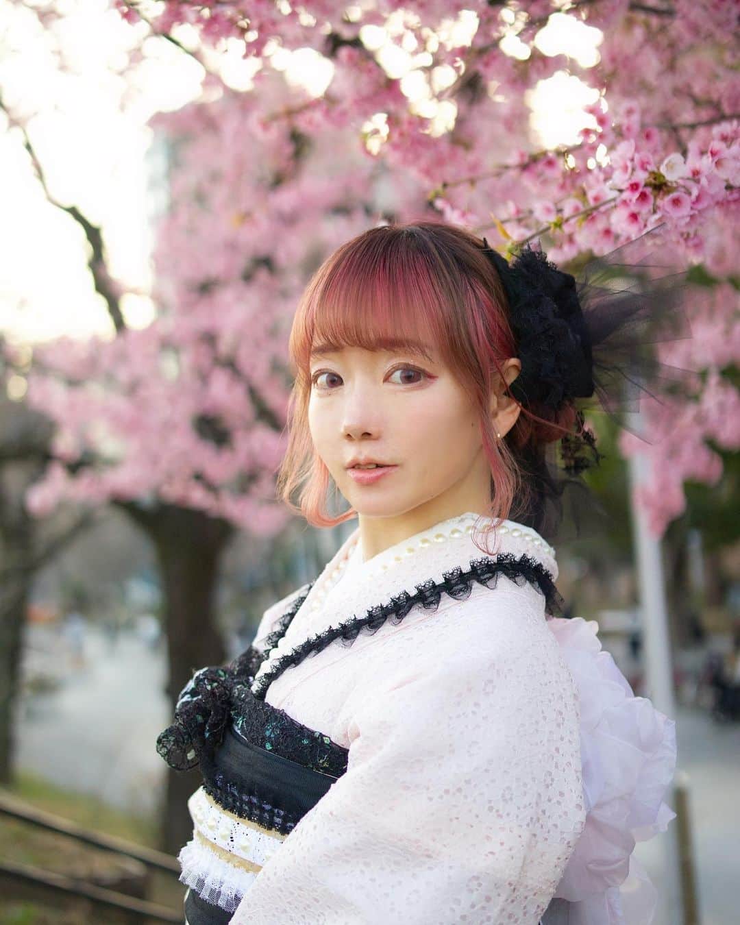 のインスタグラム：「4/11 春生まれだから ⁡ 大好きで、毎年燃えたぎってるこの季節 ⁡ 🌸春🌸spring ⁡ 今年は ⁡ 🖤韓国の美容仕事🇰🇷(最高) ⁡ 🖤4/17誕生月自主興行の主催 (SOLD OUTまであと50枚❤️‍🔥) ⁡ 🖤憧れの土地への引越し(準備期間10日💦) ⁡ この３つを必死で頑張ってる❤️‍🔥💦  (誕生日の予定＝引越し) ⁡ やりたい事ありすぎ人生🌸 ⁡ もう自分の想い抑えて生きないって決めたんだ  全部やる  貪欲に生きるぞ〜 ⁡ 我慢せずに生きようね ⁡ 新年度も愛してね🌸 ⁡ #新年度 #桜 #SAKURA #さくら #かわいい #cherrybrossom」
