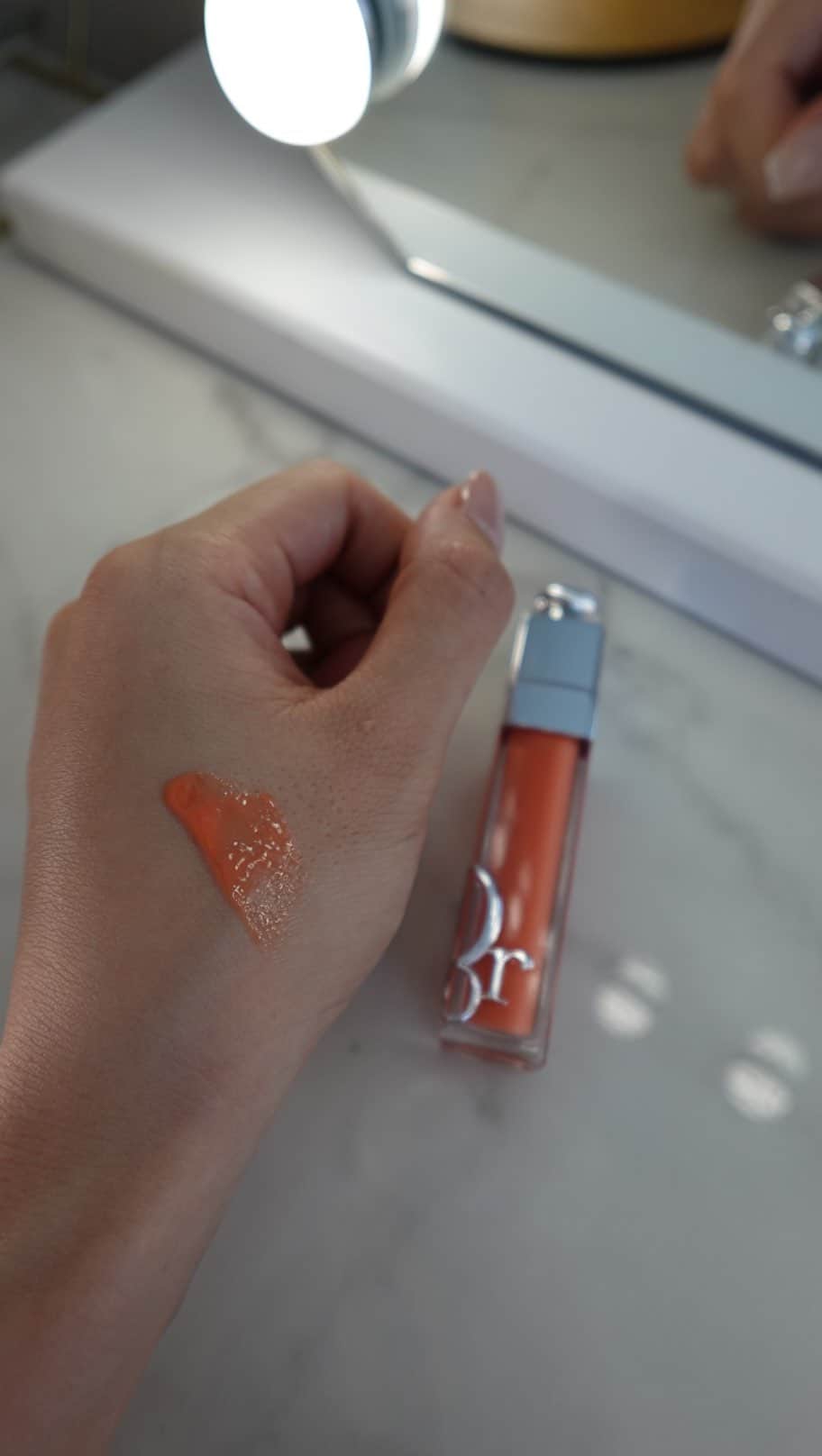 のインスタグラム：「Dior アディクト リップ マキシマイザー🍊  発売から16年経ってリニューアルしたディオールアディクト リップ マキシマイザー💄  リニューアルポイントは ✔︎チェリーオイルとヒアルロン酸を配合しバリア機能を強化 ✔︎90%自然由来成分で唇をふっくらと見せるフォーミュラに処方を強化 使い心地はそのままで、ツヤ・ボリュームアップ・高保湿を叶えてくれます✨  カラーバリエーションは24色  イエベ春・イエベ秋におすすめと言われている004 コーラルにしました😉  日本人の肌に非常によく馴染んで、とってもナチュラルな血色を与えてくれます。  001のピンクよりも馴染みがよく、 「素」に近いお色味がお気にいり。  すっぴんを盛りたい日にも浮かなくておすすめ😘  #春コスメ　#makeup #dior」