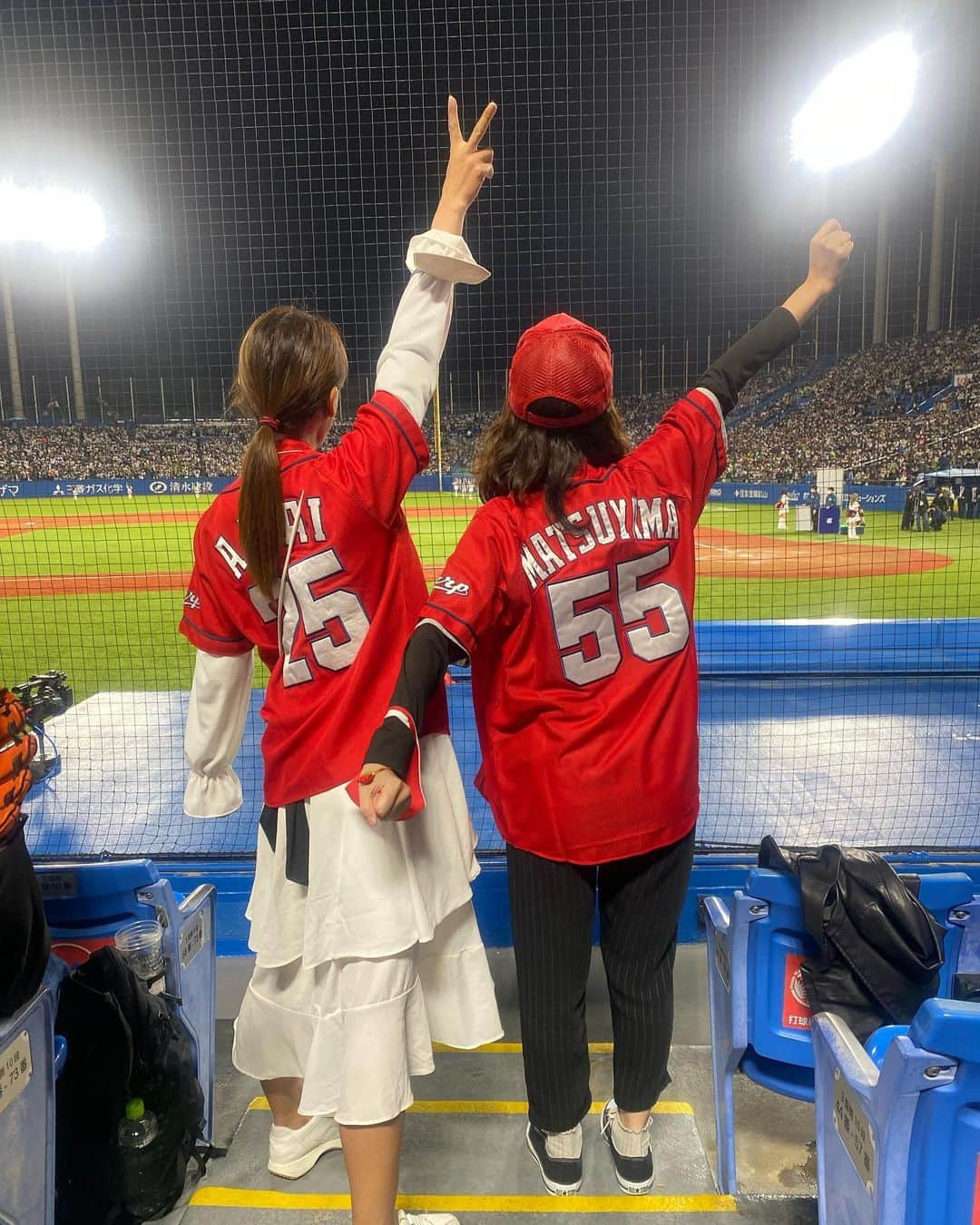 相川友希のインスタグラム：「2023開幕⚾︎⚾︎⚾︎ wbc熱が冷めず！！神宮へ⤴︎♡ @naooikawa ありがとう♡ カープ愛、凄かったなぁ🥰カバンたっぷりに可愛いグッズも沢山持ってきてくれて、気づいたら隣で全身カープ色になってたね❤️‍🔥#カープ女子　#生カープ女子 勝敗はさておき、開幕！！ 始まったばかりなので自分の楽しみ方を見つけながら応援するぞっ📣📣📣 #満席　#❤️💙　#監督ユニ　#神宮球場　#楽しい　#気持ちイイ　#スポーツ観戦　#乾杯　#声出し応援　#村上様のホームラン ヤクルトチームの魅力がたっぷりな試合だったなぁ💙 これから続く試合が楽しみっ⚾︎ #とことん楽しむ　#美味しい みんなはどこファン？⚾︎」