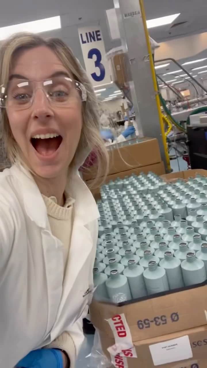 マラ・ロザックのインスタグラム：「Our founder, Mara Roszak, gives us a glimpse into the production of our Foundation Shampoo + Conditioner. Mara, has spent the last two years perfecting these formulas to ensure our products are clean and sustainably sourced, but never compromise on efficacy or performance.   So proud to have these products formulated by an all female team of chemists.   We can’t wait for you to try– your strands will thank you!」