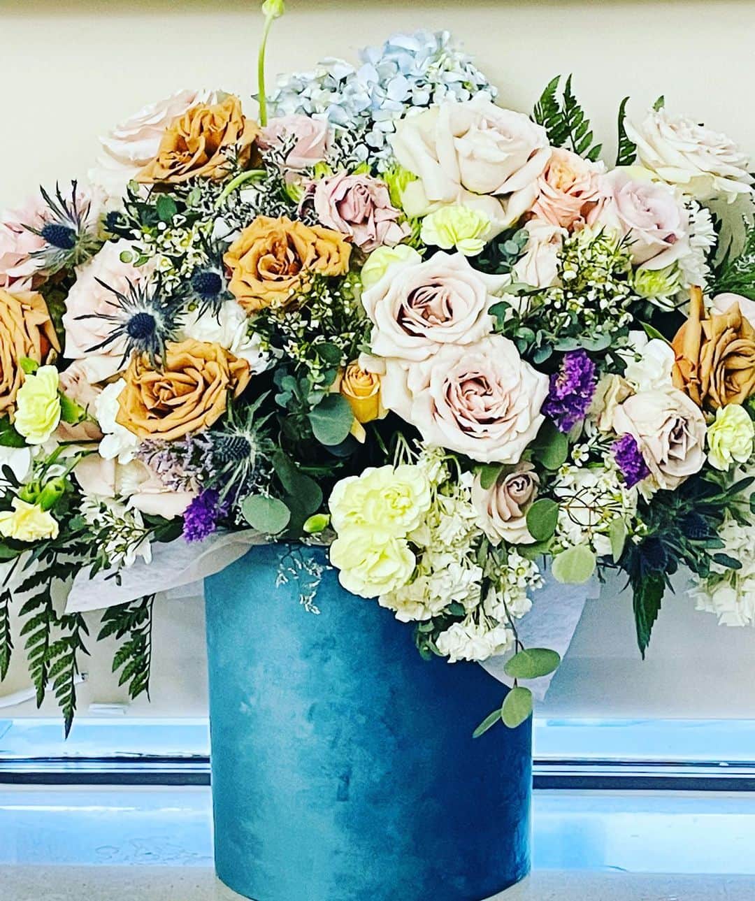 ミシェル・トラクテンバーグのインスタグラム：「The most beautiful surprise arrangement I’ve ever received. Thank you my #love. 💖💜💚 #flowers」
