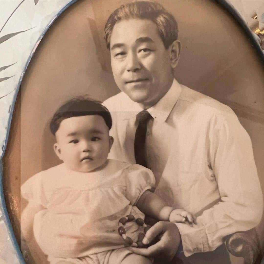 岩崎宏美さんのインスタグラム写真 - (岩崎宏美Instagram)「それにしても、どうしたらこんなセンスの髪型になるのか不思議❗️ お隣が床屋さんで、おじいちゃんは、いつも私を連れて行ってくれていたらしい。 もう切るところがなくてのことなのでしょう。  エイプリルフールに、 嘘みたいな本当の髪型❗️😅 #おじいちゃん #孫」4月1日 9時05分 - hiromiiwasaki_official