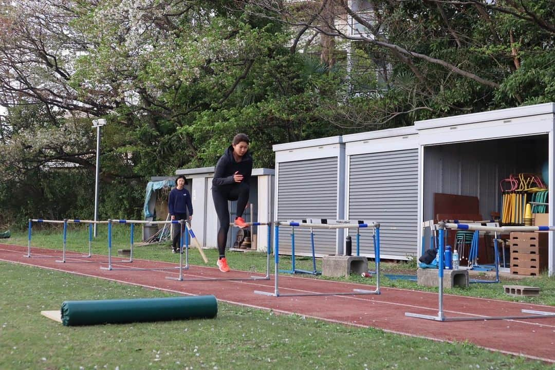 宮坂楓さんのインスタグラム写真 - (宮坂楓Instagram)「. 練習風景写真📸 いつも素敵な写真を撮ってくれるマネージャーさん ありがとう😊 #アスリート#トレーニング#陸上#三段跳#継続は力なり#スポーツ#スポーツ女子 #スポーツコーデ #NIKE#ナイキ#triplejump #athlete#練習風景」4月2日 18時30分 - kaede_official_