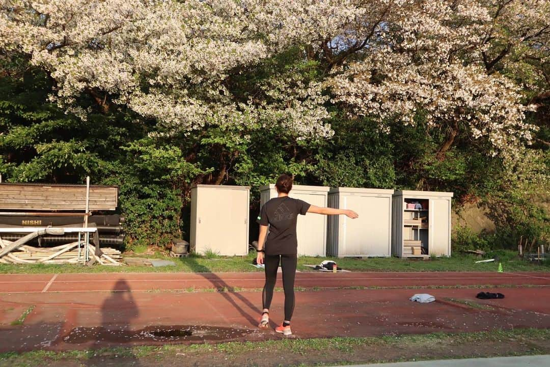 宮坂楓さんのインスタグラム写真 - (宮坂楓Instagram)「. 散ってきちゃったけど、桜と夕方って最高な組み合わせ🥰 程よく暖かいこの時間割と好き☺️ #アスリート#トレーニング#陸上#三段跳#継続は力なり#スポーツ#スポーツ女子 #スポーツコーデ #NIKE#ナイキ#triplejump #athlete#桜#練習風景#夕方」4月1日 18時30分 - kaede_official_