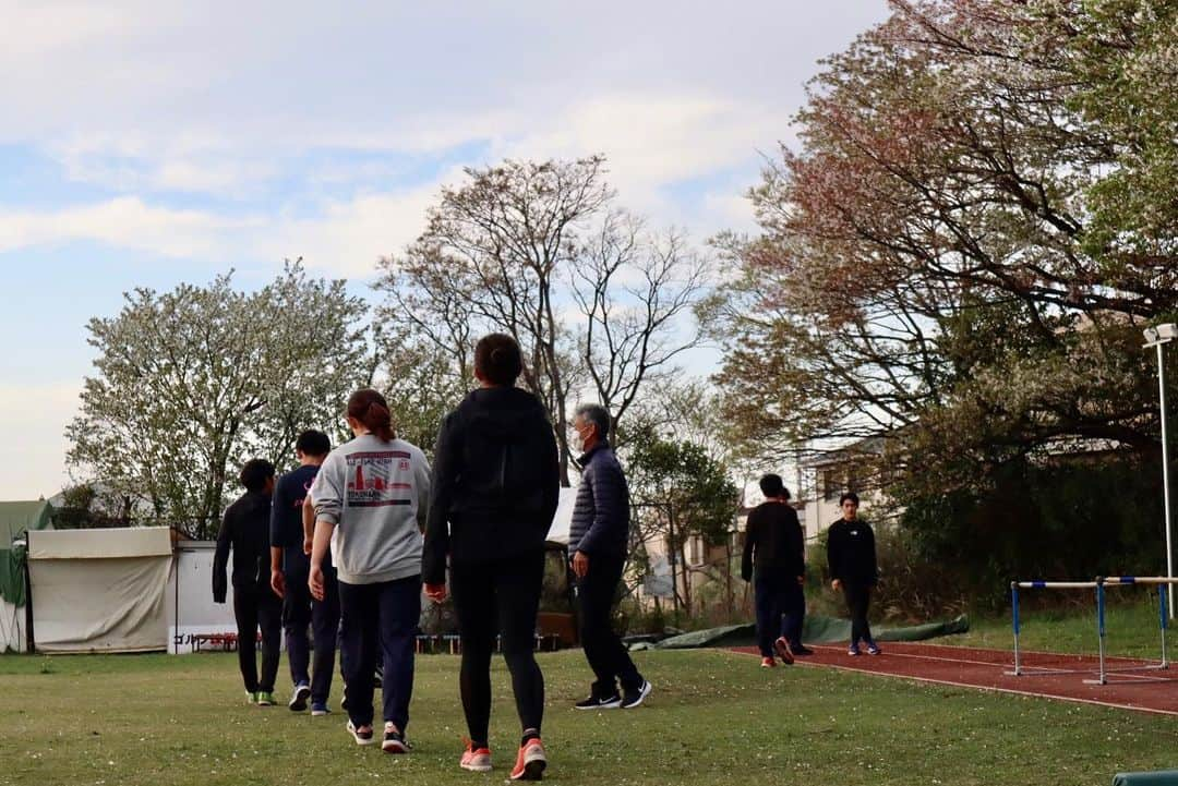 宮坂楓さんのインスタグラム写真 - (宮坂楓Instagram)「. 散ってきちゃったけど、桜と夕方って最高な組み合わせ🥰 程よく暖かいこの時間割と好き☺️ #アスリート#トレーニング#陸上#三段跳#継続は力なり#スポーツ#スポーツ女子 #スポーツコーデ #NIKE#ナイキ#triplejump #athlete#桜#練習風景#夕方」4月1日 18時30分 - kaede_official_