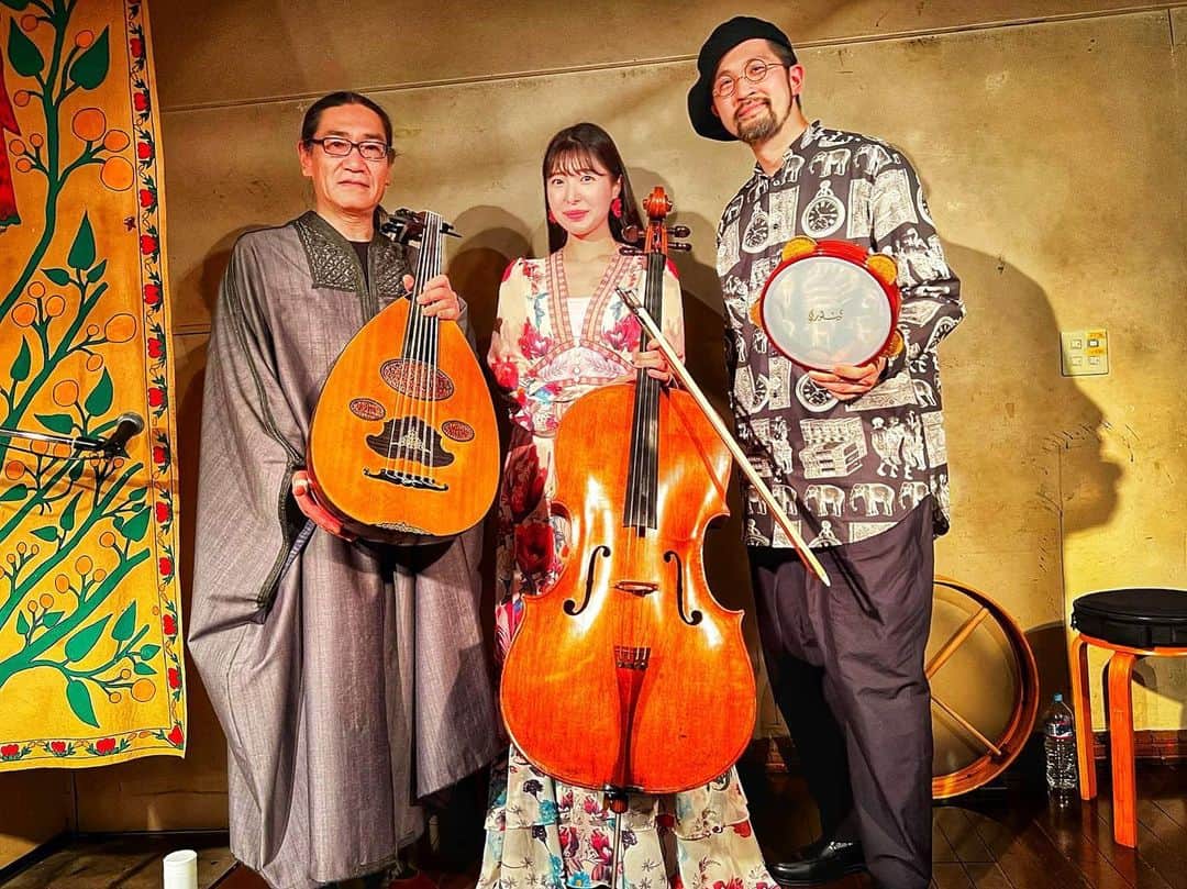 新倉瞳のインスタグラム：「Musique Arabe Trio  ウード奏者の常味裕司さんとパーカッションHAMAさんとの古典アラブ音楽トリオ✨ 満員御礼ありがとうございました㊗️  アラブ音楽を知り尽くすお2人に導かれ、チェロの可能性をまた広げて頂き、チュニジアの唄も歌わせて頂いちゃいました。 音のアラベスクが気持ち良すぎて終わってほしくなかったです。  今後とも少しずつアラブっていきたく、見守って頂けましたら幸いです😆」