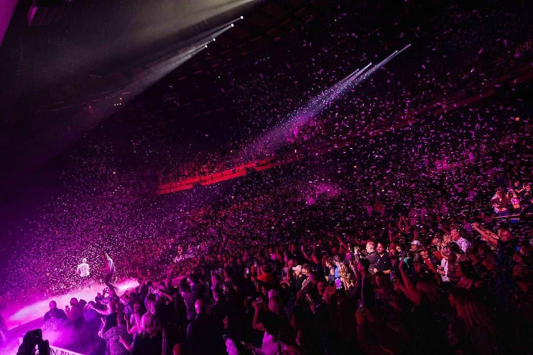 Maroon 5のインスタグラム：「#M5LV • NIGHT 3 • Who’s coming to NIGHT 4 TONIGHT?」
