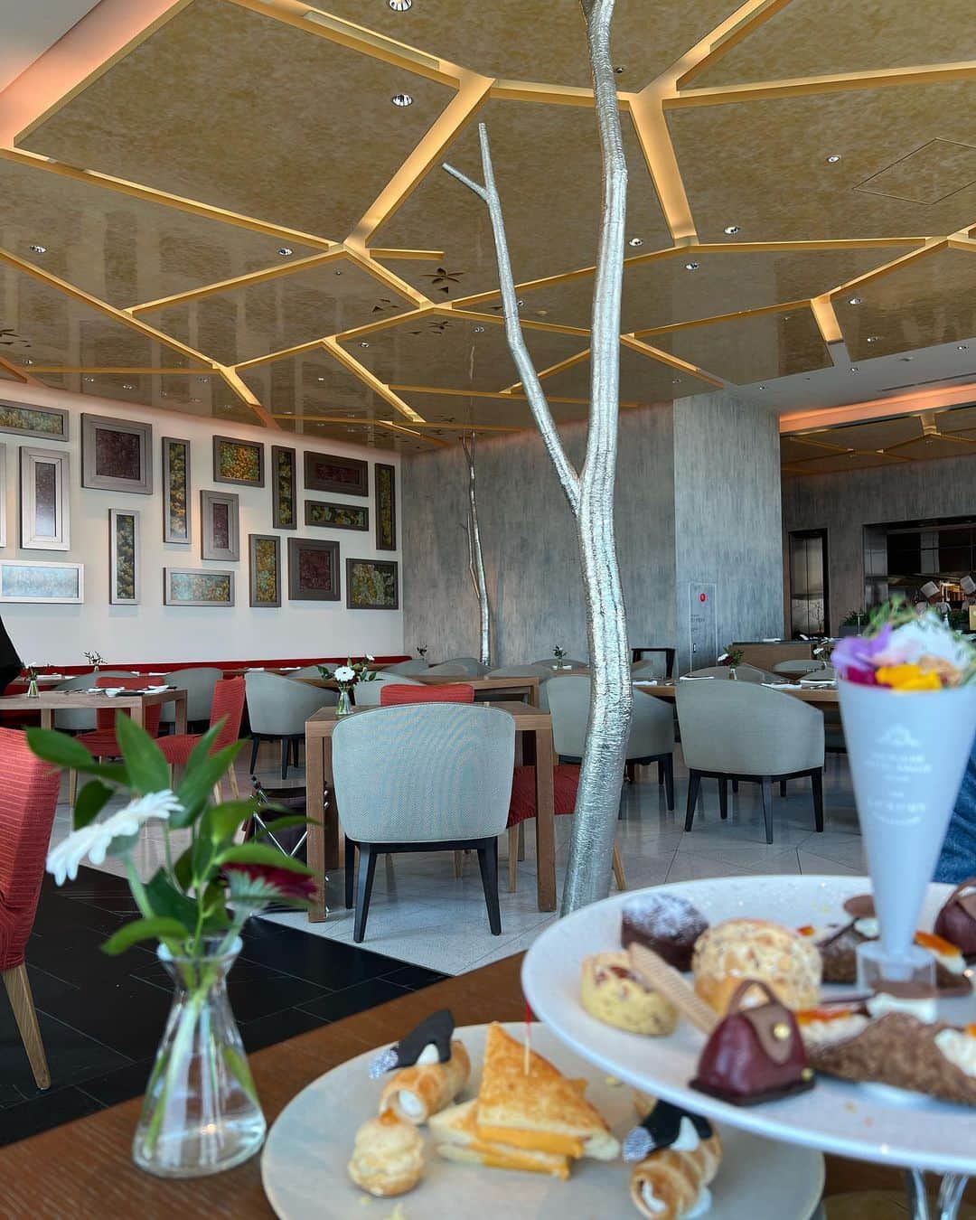 高倉絵理さんのインスタグラム写真 - (高倉絵理Instagram)「⁡『ザ・プリンスギャラリー 東京紀尾井町』で開催されている イタリア・ミラノのファッションウィークをテーマにしたアフタヌーンティー「Milano Afternoon Tea Inspired by Excelsior Hotel Gallia」へ。  「ラグジュアリーコレクション」に加盟する、イタリア・ミラノの名門ホテル「エクセルシオールホテル・ガリア」のエグゼクティブペストリーシェフ ステファノ・トロヴィーシ氏監修のアフタヌーンティー。  ブランドバッグをイメージしたチョコレートや、ハイヒールやサングラスのクッキー等、見た目も可愛い♡  マリトッツォやカンノーロ、ティラミスなどイタリアならではのメニューが楽しめます！  イタリアのスイーツって美味しいものばかり！ 一つ一つとても美味しくいただきました♡  【Milano Afternoon Tea Inspired by Excelsior Hotel Gallia ¥7,000〜⁡】 2023年3月1日〜4月30日  ■Sweets Plate ・ピスタチオ サンドウィッチ ・ビスコッティ マッツォ（プレーン・ココア） ・ボルサ チョコラート ・スブリソローナ クランブルケーキ ・カプレーゼケーキ ・マリトッツォ ノッチョーラ ・カンノーロ ボットーネ ■Glass Sweets ・ティラミス ■Savory Plate ・ミニトースト ・ゴルゴンゾーラとアプリコットのシュー ・カプレーゼドルチェ ・レモンリコッタチーズのミニカンノーロ  📍 All-Day Dining OASIS GARDEN 東京都千代田区紀尾井町1-2 ザ・プリンスギャラリー 東京紀尾井町 36F (Sky Gallery Lounge Levitaでもいただけます) @princegallerytokyokioicho   #プリンスギャラリー東京紀尾井町 #プリンスギャラリー #アフタヌーンティー #下午茶 #アフタヌーンティーセット #ケーキ #スイーツ #東京グルメ #東京カフェ #ヌン活 #赤坂見附 #エクセルシオールホテル #イタリア #ミラノ #theprincegallerytokyokioicho #excelsiorhotelgallia #princegallery #afternoontea」4月1日 9時14分 - eri_t28