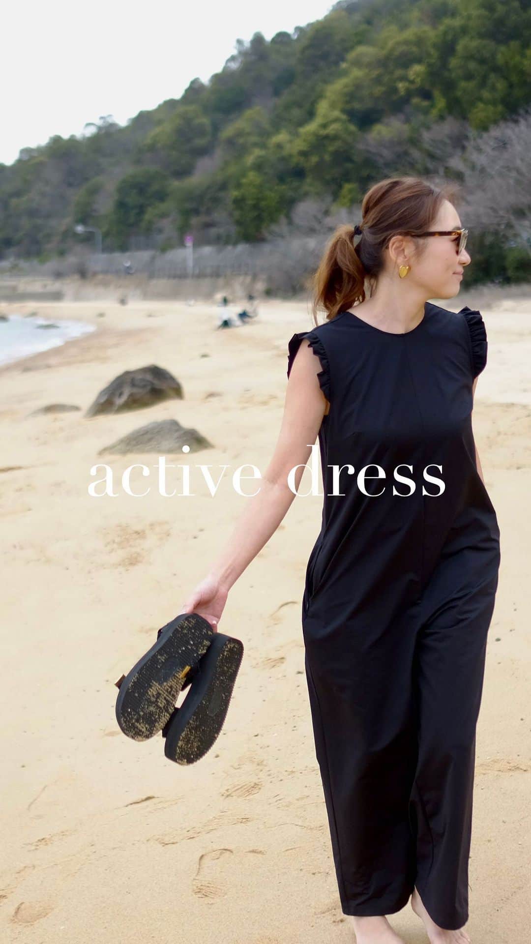 Keikooooooのインスタグラム：「. 【LIten active collection】 撥水生地で、雨の日、公園、海やプールで濡れるのを心配せず、アクティブにお洒落を楽しんで頂けるオールインワン。 UV加工、ストレッチ機能、ハリコシそして、 そして軽さもあり、着心地良いのも嬉しいポイント！両サイドのポケットはジップ付きで機能性も抜群です♡ ワイドなシルエットのオールインワンは、ウエストにギャザー入りで、綺麗なウエストラインになっています。肩のフリルは、さりげなく大人の女性でも気負いなく着て頂けるように大人可愛く仕上げました♡  #ママコーデ#夏コーデ#海コーデ#プールコーデ#公園コーデ#大人カジュアル #大人かわいい #シンプルコーデ #liten#リテン #カジュアル#シンプル」