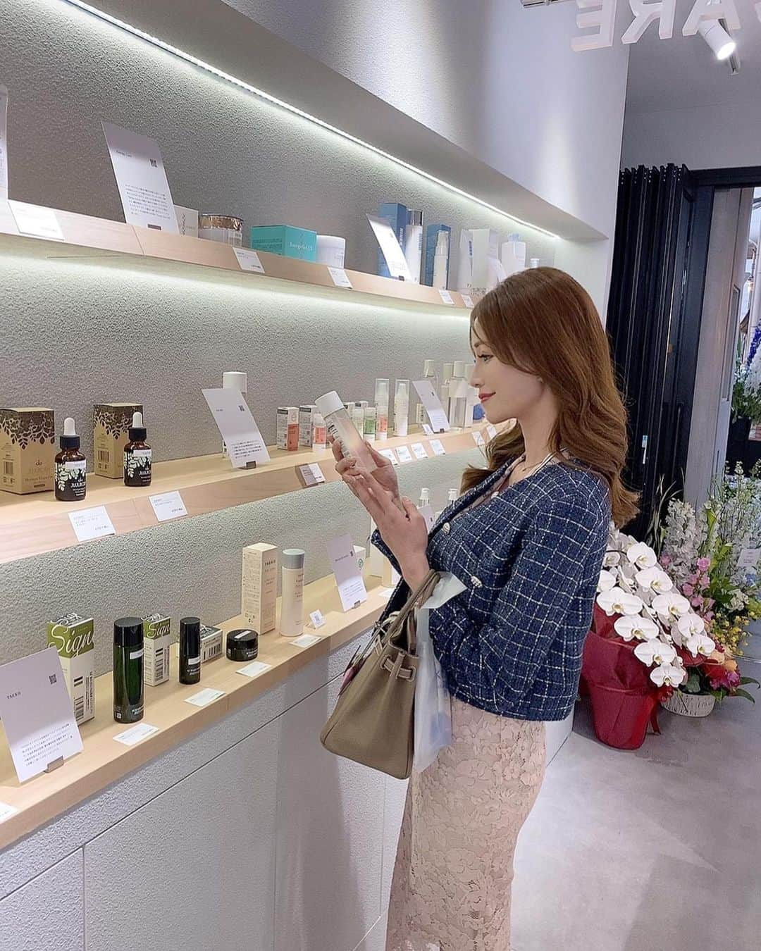 山下莉果さんのインスタグラム写真 - (山下莉果Instagram)「4/1  本日オープン✨の YOUITS by my GAKUYA名古屋栄店❤️ @mygakuya 🌸  ジェンダーレスコスメを中心としたコスメが 種類豊富に取り揃えてあるお店なの、、🫶💓✨ スキンケア、ヘア、ネイルなんでもあって 成分が良くて、パケも可愛くて、、 気になるのたくさんだった😍✨  化粧品検定一級をとっているスタッフさんが 自分に合ったものを紹介してくれるの助かる😮‍💨💓✨ 店頭にある商品は、気軽に試せて体験できちゃうから安心して購入できるのも良いよね🥰✨  店内もとってもお洒落だから プレゼント🎁や、美容男子にもおすすめ💓 またゆっくりお買い物しにいこ❤️  #YOUITS#ジェンダーレスコスメ#スキンケア#ヘアケア#ネイル#美容#コスメ#シェアコスメ#名古屋#矢場町#栄#❤️」4月1日 9時20分 - rikachannnn