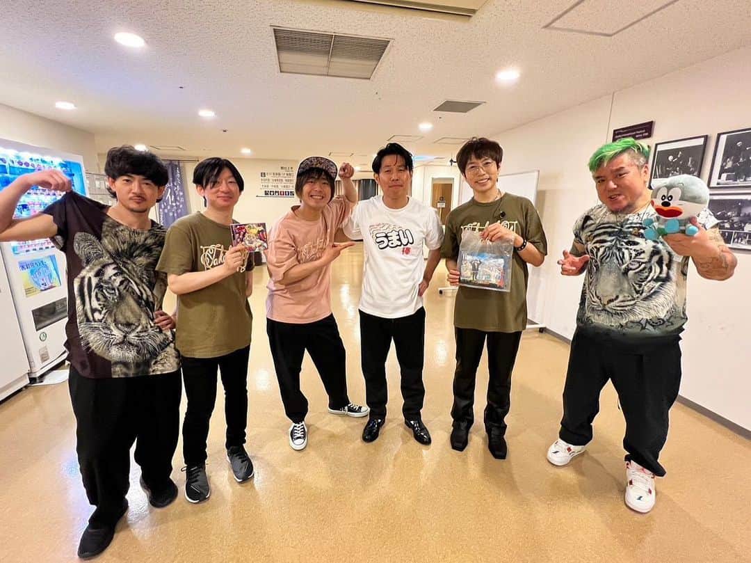 のインスタグラム：「高橋優 LIVE TOUR 2022-2023「ReLOVE & RePEACE ～ReUNION 前編～」14本目‼️  大阪・フェスティバルホール2日目 そして、前編ファイル‼️ ありがとうございました🤘  徐々に声出せるようになって、さらに声の大きさが 以前のように聞こえてきて、土地柄って事もあって ツッコミもめっちゃ聞こえた(笑) みんなで作りあげた今日のLiveは、一生に残る 時間でした。  感謝。  次回、後編‼️函館も感情込めて叩きます🥁  #高橋優 #リラリピツアー #トラ柄兄弟」