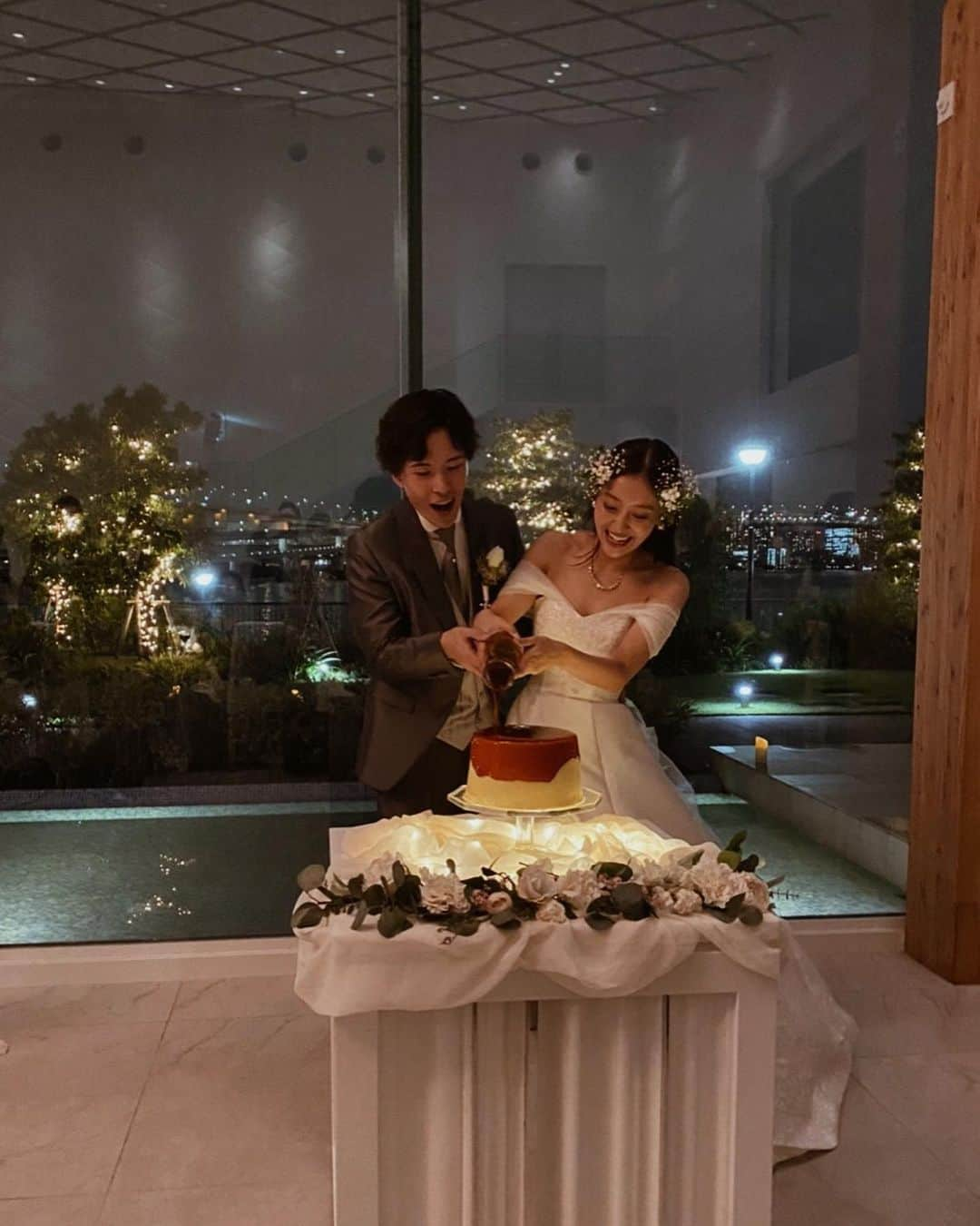 萩原舞さんのインスタグラム写真 - (萩原舞Instagram)「wedding memories  About wedding party ② ⁡ お久しぶりのウェディングレポと なってしまいすみません...😭🙏 私のウェディングに関してのレポは #wedding_ym でまとめていますので ご興味ある方はぜひ見てみてくださいね🫧 ⁡ ●プリンセレモニー 通常だとケーキセレモニーなのですが 結婚式や披露宴のどこかのシーンで私達らしさ取り入れたくて、我が家では嬉しい事や仲直りする時、頑張ろうと肩を組む時などなにかとプリンを食べるので私達らしくケーキではなくプリンセレモニーにしました🍮✨ ⁡ 最初難しいかもなぁ..と思ったのですが @lalachance_tokyo さんのアカウントなどを見たら おにぎりセレモニーやチキンセレモニーなど色々やられているレポをみて、ダメ元でプリンをお願いしたらできます！と言ってくださり巨大プリンを用意していただきました🍮🤍感謝。 ⁡ ララシャンスさんはケーキだけではなく 色々な形でのセレモニーが出来るのもとっても嬉しいポイントなのです❤︎ どこかに"私達らしさ"を取り入れたいなぁという方は ケーキセレモニーのシーンでちょっぴり遊びを入れるのもいいかもしれませんね。 ⁡ 本当にプリンの固さとか色々忠実に再現して下さり 本当に美味しかった...😭✨ (もっともっとたべたかった😮‍💨笑) ⁡ ありがとうございました❤︎ ⁡ そしてケーキセレモニーのBGMは ♪Marvin Gaye(チャーリー・プース) ⁡ 色々曲を調べていた中で プリンの雰囲気と合うしノリノリで可愛い音楽が ぴったりだなぁと思ってこの曲にしました🤍 ⁡ 音楽はあまりみんな聞いてなかったり、誰も気にしてないなど聞きます！ 自己満かもしれないけど私は音楽で結構気分がより上がるタイプなのでみんなも同じ気持ち担ってもらえたらなぁと思ってこだわりました( ◠‿◠ )笑 ⁡ ●お色直し ⁡ ウェディングドレスから ブルーのドレスへチェンジ✨✨ ⁡ このドレスは @ao_0722 と母と一目惚れしたドレス🦢 キラキラしててナイトウェディングにも ぴったりだった。 大人可愛くてお気に入りのドレスだったなぁ〜。 ⁡ ヘアメイクもドレスに合わせてキラキラに✨ 本当に @nasup さん最強😭❤️ ⁡ 登場シーンのBGMは ♪Beautiful in White (Shane Filan ) ⁡ 実はこの歌とってもお気に入りで 披露宴の最後に流すエンディングムービーのBGMにしたかったのですが、著作権の問題でどうしても難しくてできず😭 でもドレスと曲がとってもマッチしてるしお色直しの登場BGMしてよかったなぁって思ってます❕ 素敵な歌なのでウェディングにおすすめです🕊️✨ ⁡ そして登場するシーンを @ao_0722 の旦那さんが撮ってくれてたのですが、後に動画を見返したらお姉ちゃんが泣いてて😭 これみて私が何度も号泣😭😭😭  この動画には映ってはないのですが 実はお姉ちゃんが映った後に父母も映っていて とても優しい顔で私たちを見守ってくれていて そんな瞬間を撮ってくれているお姉ちゃんの旦那さんの優しさに心がぎゅっとなって とっても大好きな動画なのです。 ⁡ この動画をみると、 はぁ、本当に結婚式幸せだったなぁ〜。 結婚式をやってよかったなぁ〜と思います🕊️ ⁡ 中々味わうことのできない貴重な時間でした🫧 ⁡ ⁡#lalachancetokyo  #ララシャンスガーデン東京ベイ  #wedding #wedding＿ym #nightwedding」4月1日 9時36分 - mai_hagiwara_22462