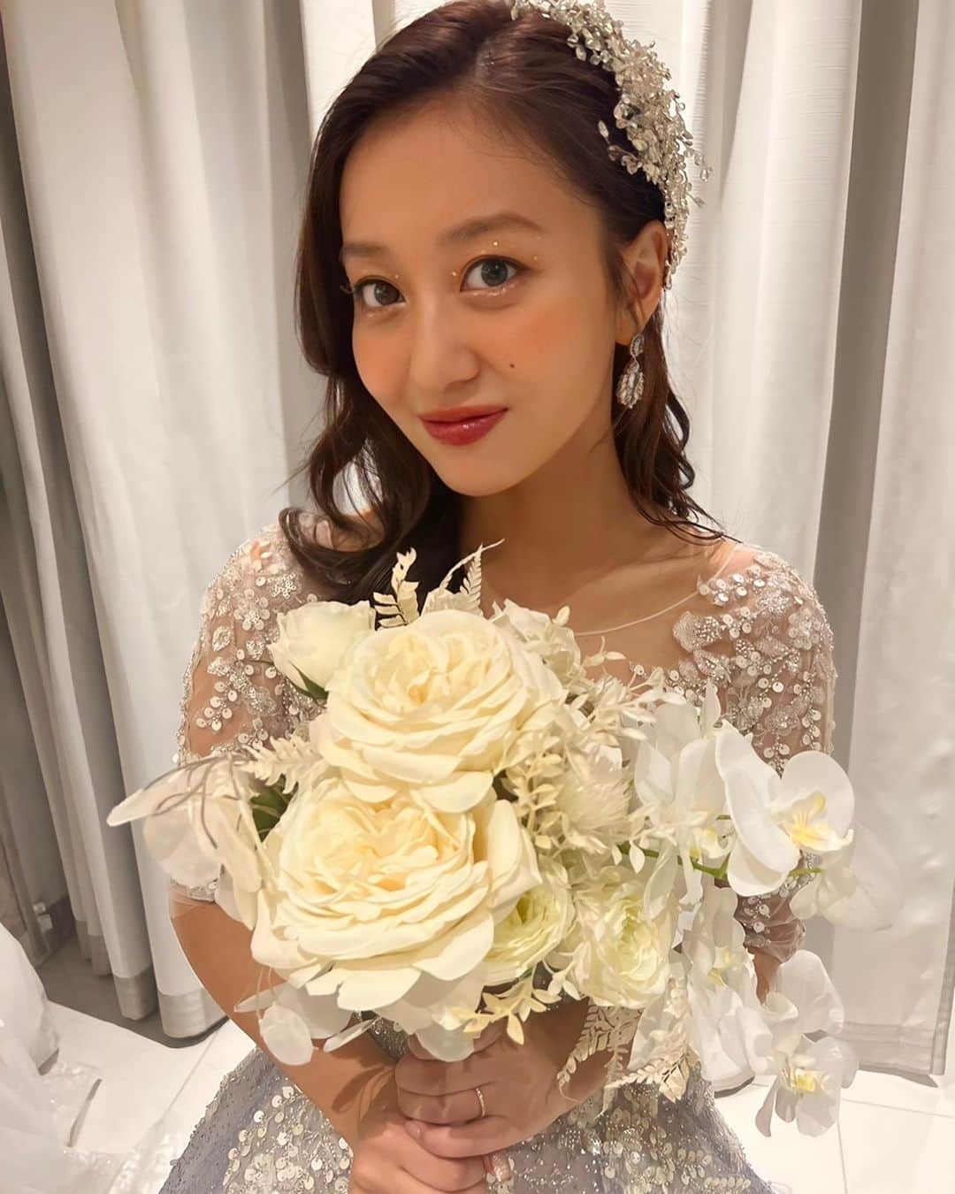 萩原舞さんのインスタグラム写真 - (萩原舞Instagram)「wedding memories  About wedding party ② ⁡ お久しぶりのウェディングレポと なってしまいすみません...😭🙏 私のウェディングに関してのレポは #wedding_ym でまとめていますので ご興味ある方はぜひ見てみてくださいね🫧 ⁡ ●プリンセレモニー 通常だとケーキセレモニーなのですが 結婚式や披露宴のどこかのシーンで私達らしさ取り入れたくて、我が家では嬉しい事や仲直りする時、頑張ろうと肩を組む時などなにかとプリンを食べるので私達らしくケーキではなくプリンセレモニーにしました🍮✨ ⁡ 最初難しいかもなぁ..と思ったのですが @lalachance_tokyo さんのアカウントなどを見たら おにぎりセレモニーやチキンセレモニーなど色々やられているレポをみて、ダメ元でプリンをお願いしたらできます！と言ってくださり巨大プリンを用意していただきました🍮🤍感謝。 ⁡ ララシャンスさんはケーキだけではなく 色々な形でのセレモニーが出来るのもとっても嬉しいポイントなのです❤︎ どこかに"私達らしさ"を取り入れたいなぁという方は ケーキセレモニーのシーンでちょっぴり遊びを入れるのもいいかもしれませんね。 ⁡ 本当にプリンの固さとか色々忠実に再現して下さり 本当に美味しかった...😭✨ (もっともっとたべたかった😮‍💨笑) ⁡ ありがとうございました❤︎ ⁡ そしてケーキセレモニーのBGMは ♪Marvin Gaye(チャーリー・プース) ⁡ 色々曲を調べていた中で プリンの雰囲気と合うしノリノリで可愛い音楽が ぴったりだなぁと思ってこの曲にしました🤍 ⁡ 音楽はあまりみんな聞いてなかったり、誰も気にしてないなど聞きます！ 自己満かもしれないけど私は音楽で結構気分がより上がるタイプなのでみんなも同じ気持ち担ってもらえたらなぁと思ってこだわりました( ◠‿◠ )笑 ⁡ ●お色直し ⁡ ウェディングドレスから ブルーのドレスへチェンジ✨✨ ⁡ このドレスは @ao_0722 と母と一目惚れしたドレス🦢 キラキラしててナイトウェディングにも ぴったりだった。 大人可愛くてお気に入りのドレスだったなぁ〜。 ⁡ ヘアメイクもドレスに合わせてキラキラに✨ 本当に @nasup さん最強😭❤️ ⁡ 登場シーンのBGMは ♪Beautiful in White (Shane Filan ) ⁡ 実はこの歌とってもお気に入りで 披露宴の最後に流すエンディングムービーのBGMにしたかったのですが、著作権の問題でどうしても難しくてできず😭 でもドレスと曲がとってもマッチしてるしお色直しの登場BGMしてよかったなぁって思ってます❕ 素敵な歌なのでウェディングにおすすめです🕊️✨ ⁡ そして登場するシーンを @ao_0722 の旦那さんが撮ってくれてたのですが、後に動画を見返したらお姉ちゃんが泣いてて😭 これみて私が何度も号泣😭😭😭  この動画には映ってはないのですが 実はお姉ちゃんが映った後に父母も映っていて とても優しい顔で私たちを見守ってくれていて そんな瞬間を撮ってくれているお姉ちゃんの旦那さんの優しさに心がぎゅっとなって とっても大好きな動画なのです。 ⁡ この動画をみると、 はぁ、本当に結婚式幸せだったなぁ〜。 結婚式をやってよかったなぁ〜と思います🕊️ ⁡ 中々味わうことのできない貴重な時間でした🫧 ⁡ ⁡#lalachancetokyo  #ララシャンスガーデン東京ベイ  #wedding #wedding＿ym #nightwedding」4月1日 9時36分 - mai_hagiwara_22462