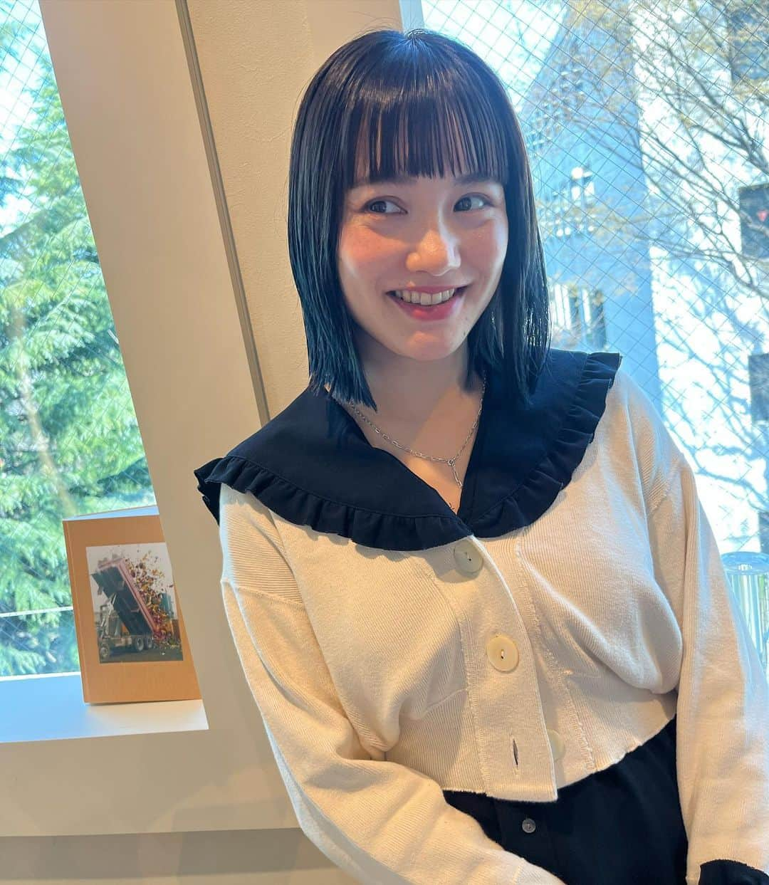 新倉真奈美のインスタグラム：「navy blue🫐  地毛から繋がる様に 毛先にかけて しっかり色味を💙」