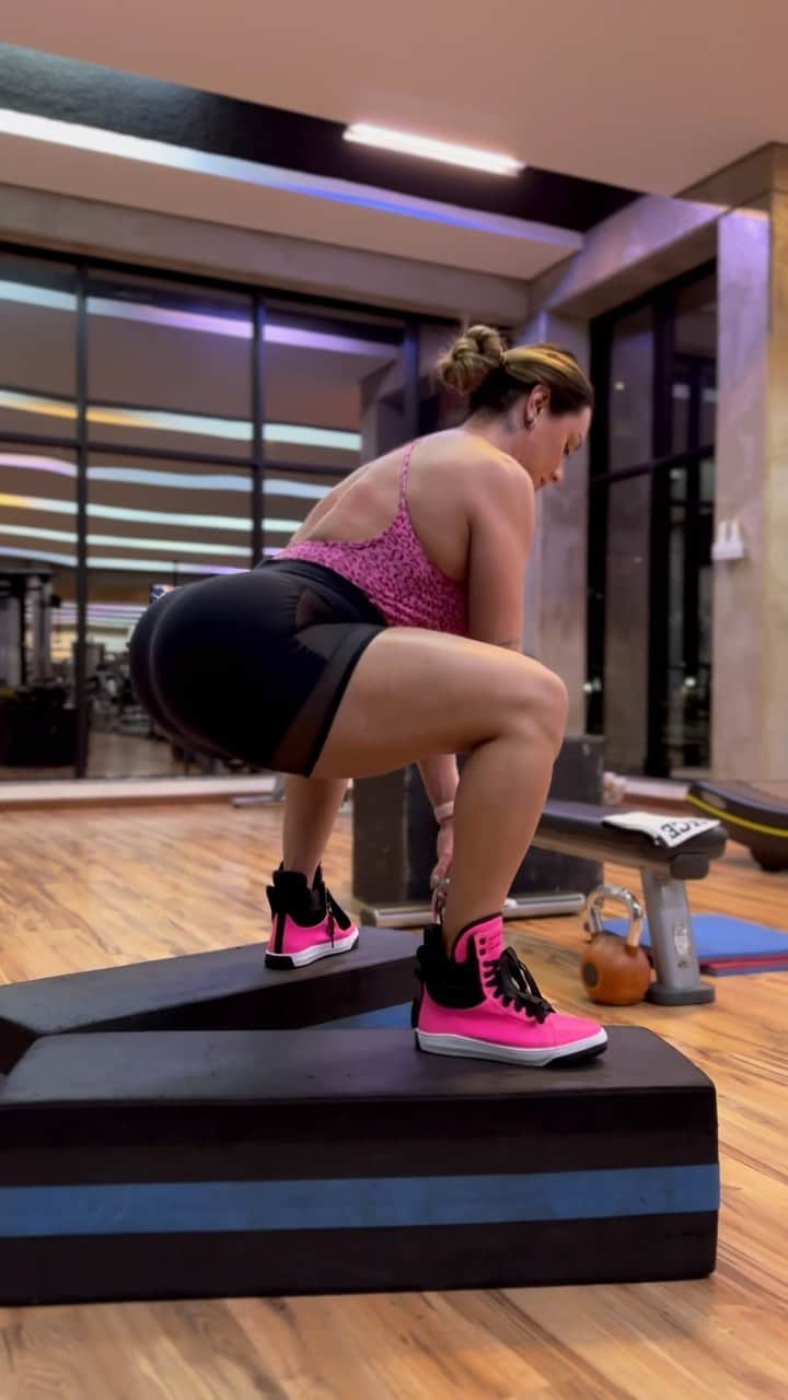 Juliana Salimeniのインスタグラム：「Treino completo de glúteos🍑 1 vez por semana faço um treino 100% focado nesse músculo!  Marque aqui sua amiga que vai fazer esse treino com vc 💪🏽 Treino de @jccoachoficial」