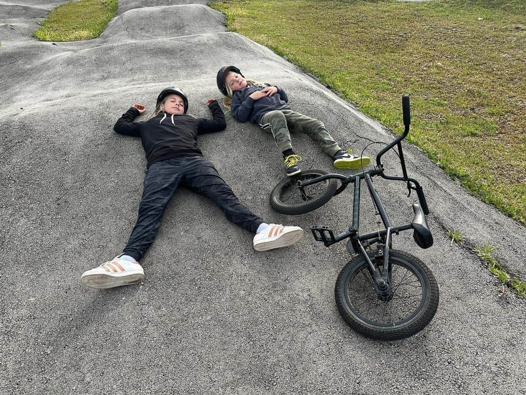 ケアリー・ハートさんのインスタグラム写真 - (ケアリー・ハートInstagram)「Wearing these kids out after school 🤣🤣🤣. Have a great weekend, everyone!!!!!」4月1日 9時38分 - hartluck