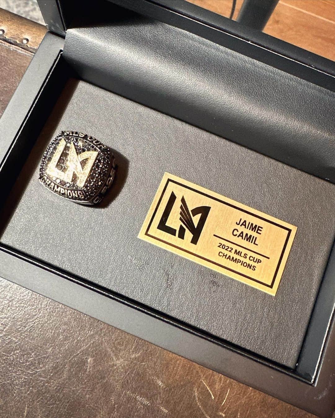 ハイメ・カミールさんのインスタグラム写真 - (ハイメ・カミールInstagram)「The love I have for @lafc @lafc3252 is unmeasurable 🖤💛 Thank you @lafclarry @lafcrich and all #LAFC owners/managers 🙏🏽🙇🏽‍♂️ I’m extremely humbled by your kindness and generosity ☺️ This championship ring represents 5 years of uninterrupted support, being at all home games, dozens of “away” games, tears, screams, joy, laughter and inexplainable passion. I’ll wear it with pride. You can find rings and championship LAFC jewelry at https://lafcrings.com @baronchampionshiprings This ring features: 67 white diamonds representing total season points, 128 black diamonds to commemorate Bale’s goal at the 128th minute during the final, the left shoulder shows the team’s jersey pattern and 78 total white diamonds celebrating all goals from the season, right shoulder presents name and year of the championship and supporters’ Shield, inside engraving features the scores of all three playoff victories and “Forza Mo”, paying respects to our beloved Mo Fascio and finally, outside shank engraving holds our rally cry… “FOR LOS ANGELES”.」4月1日 9時39分 - jaimecamil