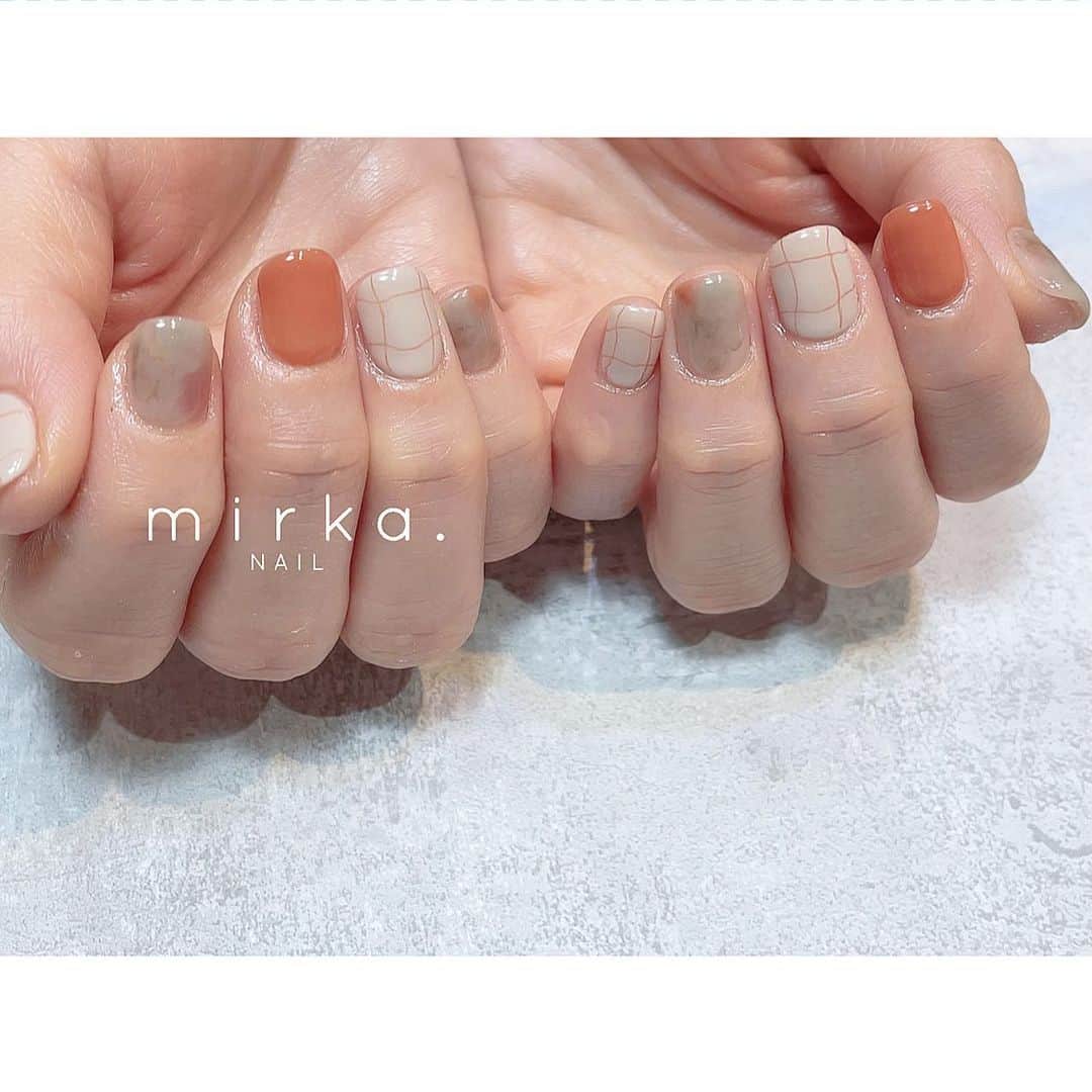 mirka. NAIL(ミルカネイル)のインスタグラム：「⁡ ⁡ orange🍊 ⁡ ⁡ ⁡ ⁡ #mirkaおまかせネイル ………………………………………………………… ⁡ ご予約、お問い合わせは LINE ID⇒ @mirka.nail (@含む)まで。 ⁡ ご新規様はハイライトの「ご案内」と「ご予約方法」を必ずお読みいただいてからご予約くださいますようお願いいたします。 空き状況や詳細はLINEの投稿からご確認ください。 ⁡ ⁡ ⁡ ⁡ #mirkanail#nails#nail#nailart#naildesign #ショートネイル#ネイルアート#ネイルデザイン#ネイル#大人ネイル#シンプルネイル#オフィスネイル#ニュアンスネイル#ナチュラルネイル#カジュアルネイル#ショートネイルデザイン#美甲#春ネイル#春ネイル2023 #プライベートサロン#プライベートネイルサロン#東京ネイルサロン#東京ネイル#江東区ネイルサロン#森下#清澄白河 ⁡」