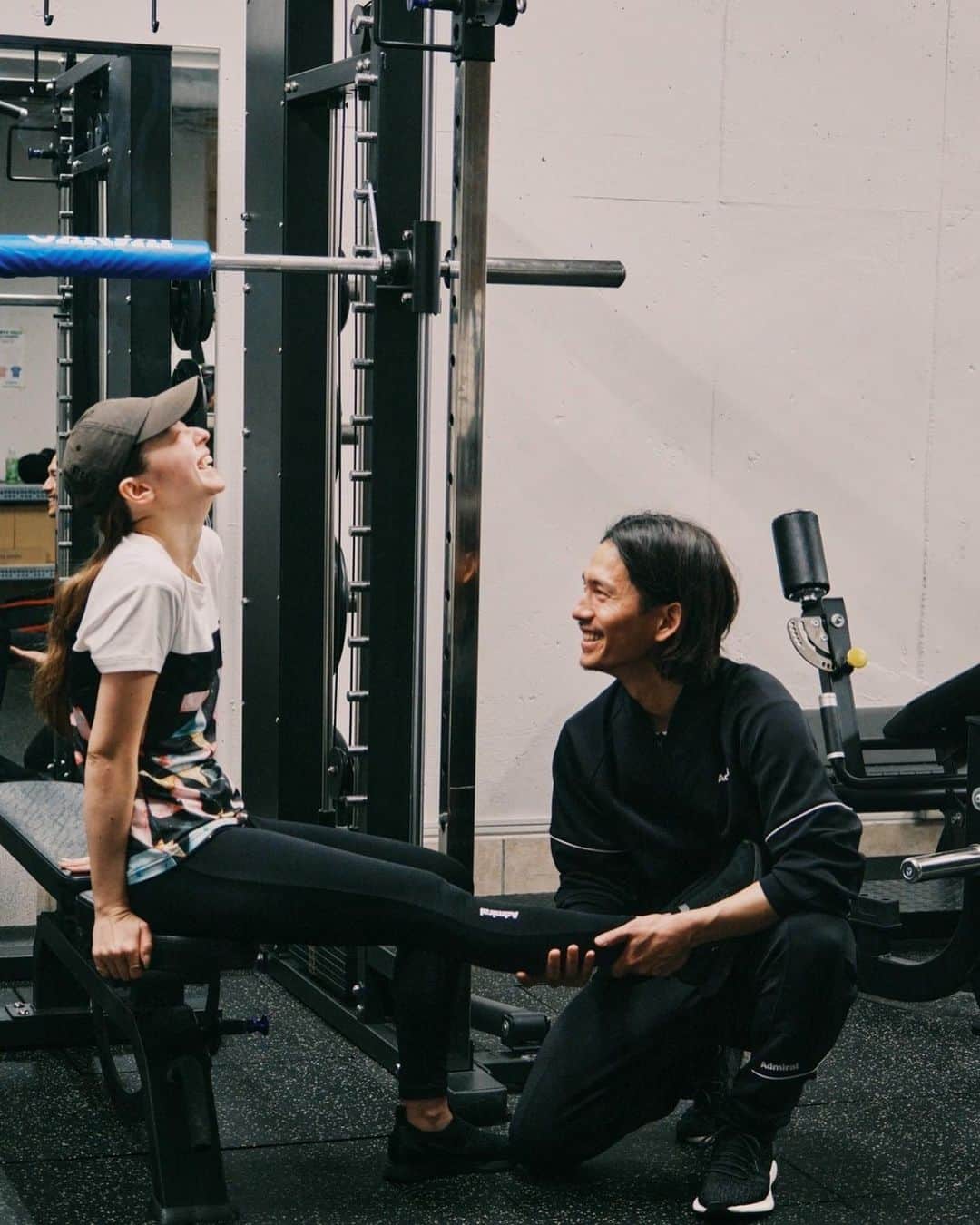 のインスタグラム：「. . 夫婦で1ヶ月間頑張った本気の筋トレ💪  密着してもらえた記事が3月17日から @houyhnhnm_official で公開されています✨  週2回1ヶ月間、毎日どこかしらが 筋肉痛で でもそれが頑張った証で気持ちよくてw 本当に筋トレにハマって 密着が終わった今でもジムに通い続けてる💪  そんな筋トレ汗ボディを心地よく 爽やかに支えてくれた  @admiral_athletics_jp  @admiral_official_jp   そして今回密着で見守ってくれていた @face_hikarumorita  @alexshunissen  @shibayama10271   筋トレにハマるきっかけを作ってくれた @cliffgym のトレーナーの皆様  みんなに本気の感謝です！！！ . . #admiral #houyhnhnm #cliffgym#パーソナルジム#本気の筋トレ#しんどいけど#達成感すごい#感謝の嵐だね」