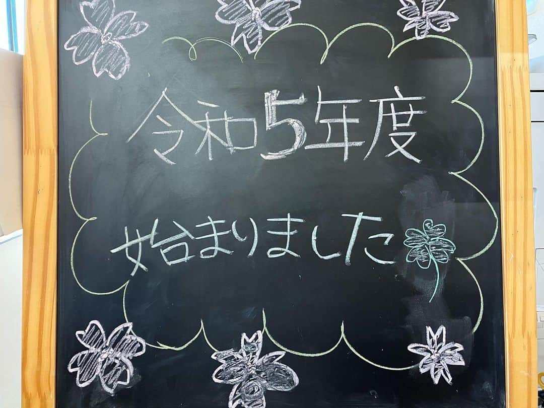 株式会社成正建装のインスタグラム：「新年度、始まりました🍀 とても良い天気で暖かです☀️  今日は月に一度していただいているお祓いの日で、 朝からお清めしていただき しかも、今日明日は犬山祭です❗️🍭  全てが、新年度の始まりにふさわしい感じで、 とても気持ちが良いです😊 なので、事務所内外にあるお花を撮ってみました🌸 （あまり関係ない？😅）  さー、そろそろ仕事に取りかかろうっと！ （いえ、これも立派な仕事の１つでした😁）  興味のある方はお気軽にお問い合わせください。 tel0568-67-6214 #愛知県 #犬山市 #工務店 #成正建装 #注文住宅 #店舗建築 #木造  #鉄骨造 #新築工事 #不動産 #リフォーム #土地探し #モデルハウス #新年度 #令和５年度 #春 #犬山祭 #春の花」