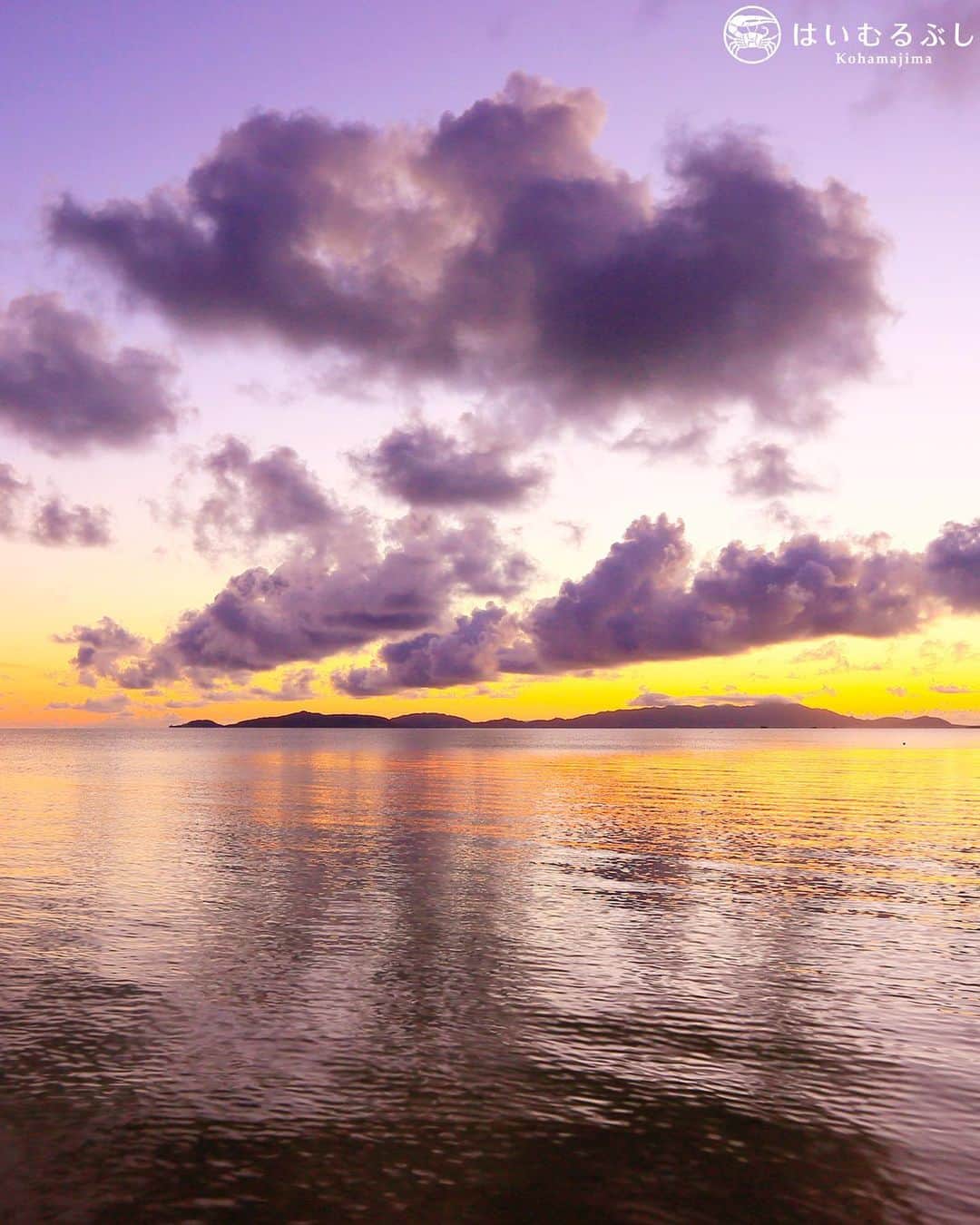 HAIMURUBUSHI はいむるぶしさんのインスタグラム写真 - (HAIMURUBUSHI はいむるぶしInstagram)「小浜島・はいむるぶしから癒しの風景をお届けします。 小浜島から望む早朝の景色… 美しく彩られた朝焼けに浮かび上がる石垣島のシルエット。 波音と鳥の囀りが心地よく響く中、刻一刻と彩りを変化させる景色に心が癒されます。 #沖縄 #八重山諸島 #離島 #小浜島 #景色 #砂浜 #朝焼け #リゾート #ホテル #はいむるぶし  #japan #okinawa #yaeyama #island #beach #sunset #beautiful #scenery #resort #hotel #haimurubushi」4月1日 9時59分 - haimurubushi_resorts