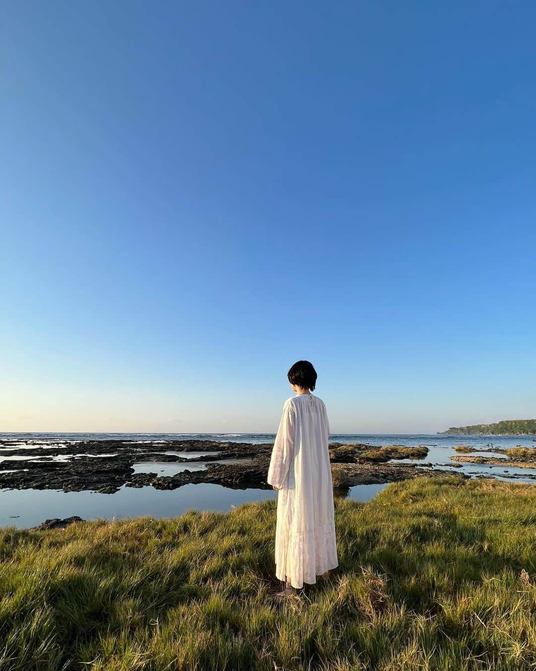 松田るかさんのインスタグラム写真 - (松田るかInstagram)「日の出時。 刻一刻と顔を変える沖縄の海が、物凄いスピードで私達をどこかへ連れて行ってしまいそうな感覚になりました。 天気にも恵まれた撮影日でした🌞 . #沖縄セルラー」4月1日 10時00分 - imrukam