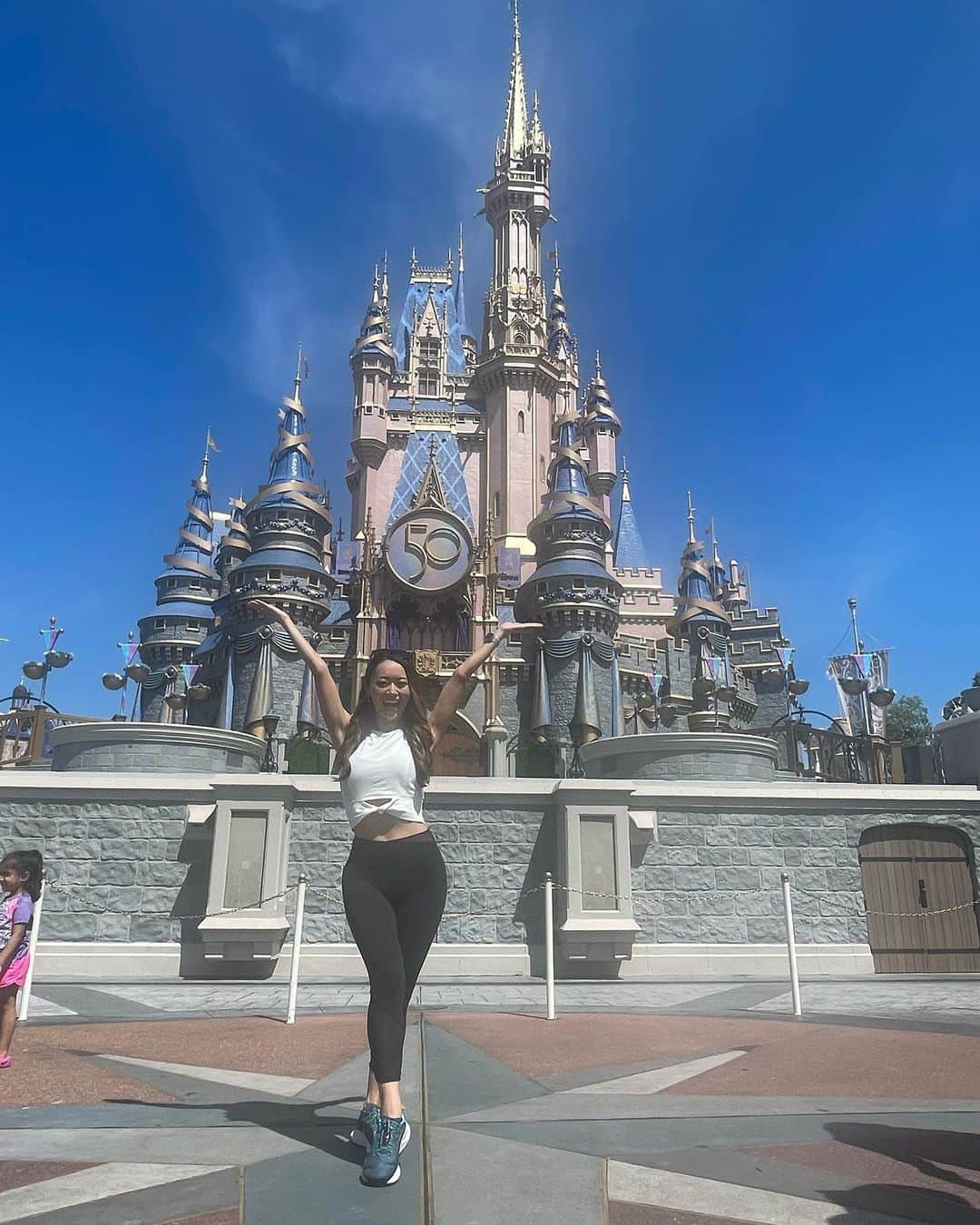 本田景子さんのインスタグラム写真 - (本田景子Instagram)「Disney World 50th anniversary with Maho🎉 This event close today.  去年から行われていたフロリダディズニーワールド50周年イベントは今日で終了。 ということでまだ行けてなかったので、どうしても行きたくてお友達を誘って滑り込みで行ってきました。セーフ！ ありがとう、まほちゃん🫶💕  夢の国はいつ行ってもいるだけで楽しい🥰 ディズニーワールドがこんなに近くにあるなんて、なんて贅沢！ フロリダに住んでて良かったと思うことの一つかな😊  #disneyworld #florida #orland #アメリカ生活 #ディズニーワールド #magickingdom #waltdisneyworld50thanniversary」4月1日 10時10分 - keikohonda1111