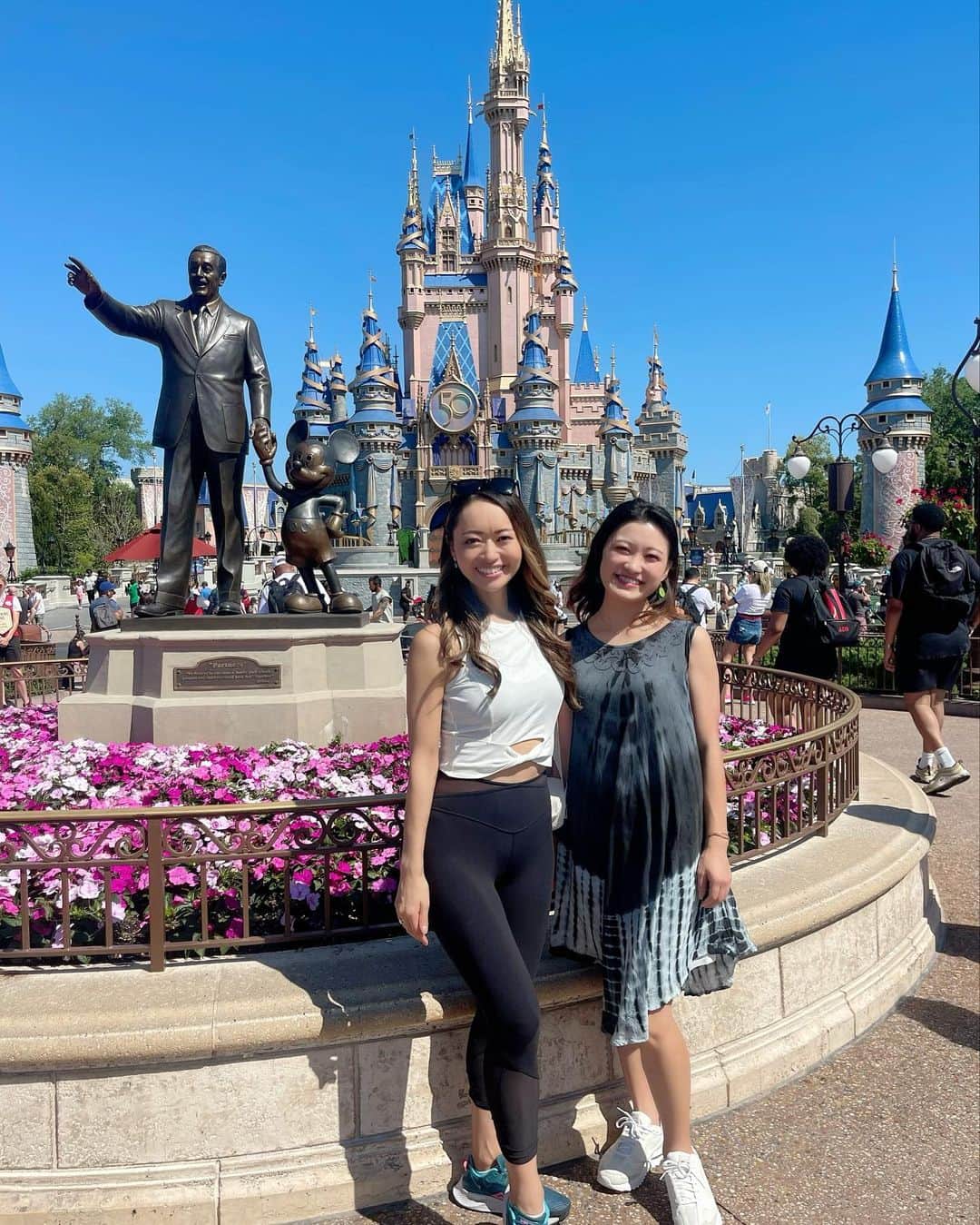 のインスタグラム：「Disney World 50th anniversary with Maho🎉 This event close today.  去年から行われていたフロリダディズニーワールド50周年イベントは今日で終了。 ということでまだ行けてなかったので、どうしても行きたくてお友達を誘って滑り込みで行ってきました。セーフ！ ありがとう、まほちゃん🫶💕  夢の国はいつ行ってもいるだけで楽しい🥰 ディズニーワールドがこんなに近くにあるなんて、なんて贅沢！ フロリダに住んでて良かったと思うことの一つかな😊  #disneyworld #florida #orland #アメリカ生活 #ディズニーワールド #magickingdom #waltdisneyworld50thanniversary」