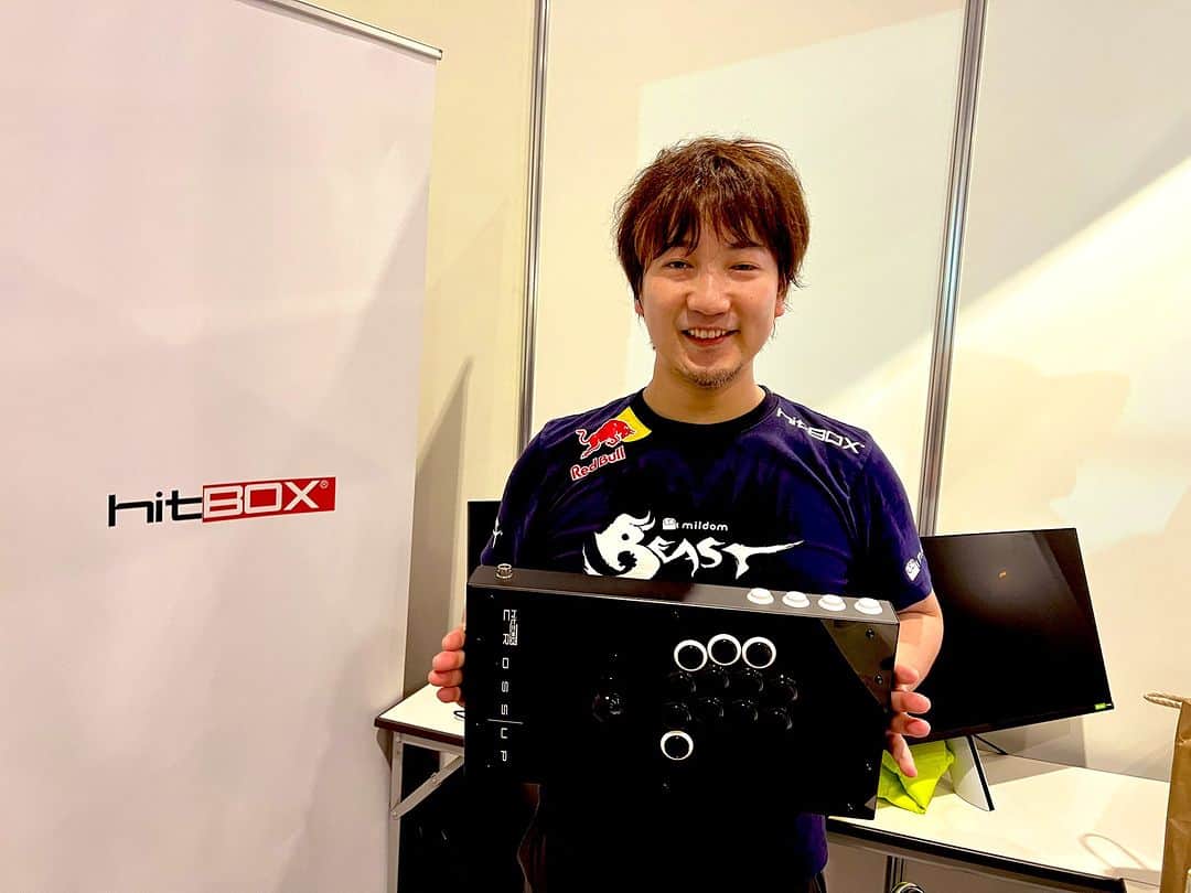 梅原大吾のインスタグラム：「I'll be back at the EVO Japan Hit Box booth today at 1pm. See you there! 今日も13時からEVOジャパンHit Boxブースにいます！よろしくお願いします #EVOJapan2023 Hit Box Arcade   🔘Hit Box🔘 https://www.hitboxarcade.com/DAIGO」