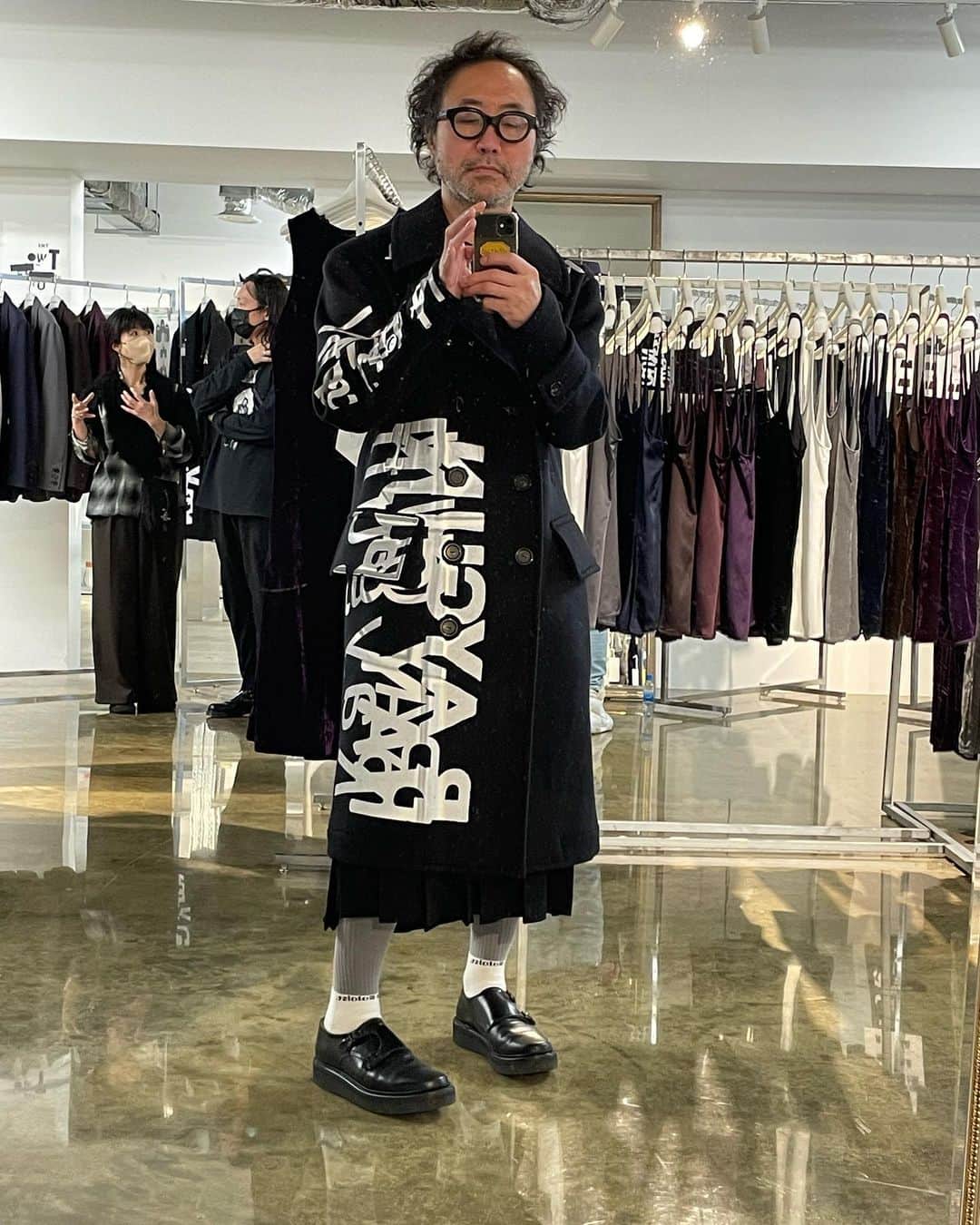 のインスタグラム：「展示会で着てみたシリーズ。  pea coat  丈、素材、シルエット、プリント、素敵！  @takahiromiyashitathesoloist @tkhrthesoloistmyst #takahiromiyashitathesoloist #raygun @davidcarsondesigner」
