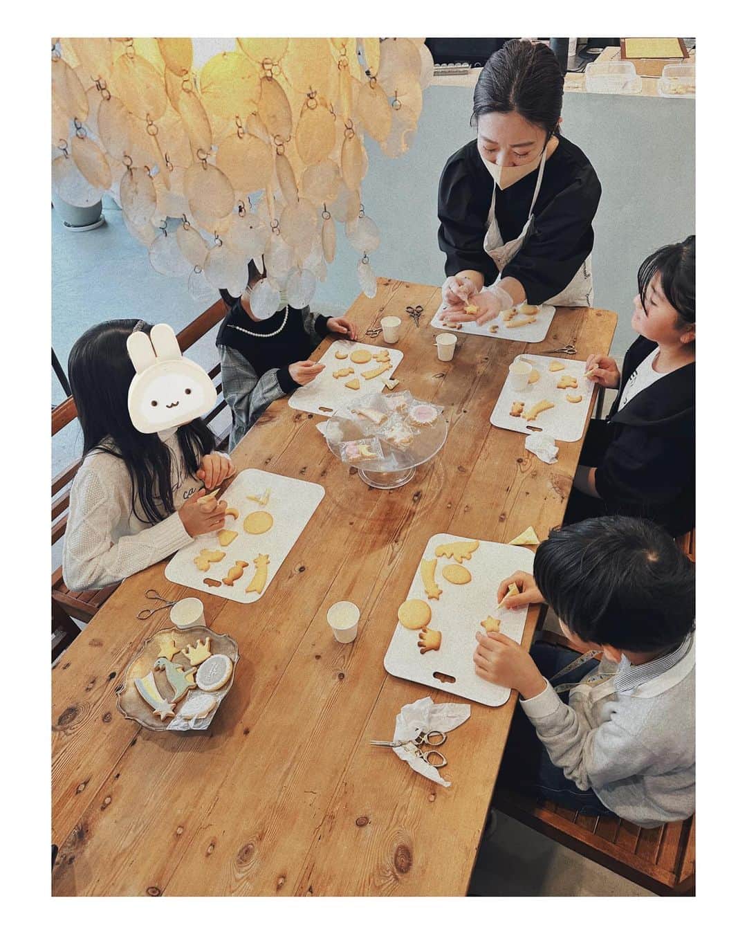 yori designerさんのインスタグラム写真 - (yori designerInstagram)「🍪 春休み、お友達と一緒に 娘念願のアイシングクッキー教室👧🏽  @chii_31 ちゃんありがとう🫶🏻 @lechicicingcookies」4月1日 10時08分 - yoko915