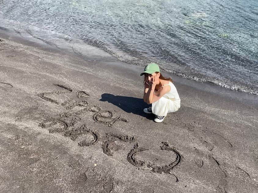 横島ふうかさんのインスタグラム写真 - (横島ふうかInstagram)「おはようございます……🔆🤍  伊豆旅行の投稿の続き>>>>  こんなところに神社が⛩🫣♡  あ、砂浜に刻ませていただきましたっ!!「Zipper専属モデルおめでとう」ᝰ✍🏼   #諸口神社 #御浜岬   #伊豆旅行 #伊豆観光」4月1日 10時27分 - fuka_yokoshima