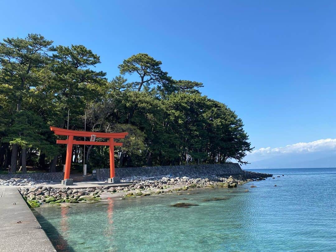 横島ふうかのインスタグラム：「おはようございます……🔆🤍  伊豆旅行の投稿の続き>>>>  こんなところに神社が⛩🫣♡  あ、砂浜に刻ませていただきましたっ!!「Zipper専属モデルおめでとう」ᝰ✍🏼   #諸口神社 #御浜岬   #伊豆旅行 #伊豆観光」