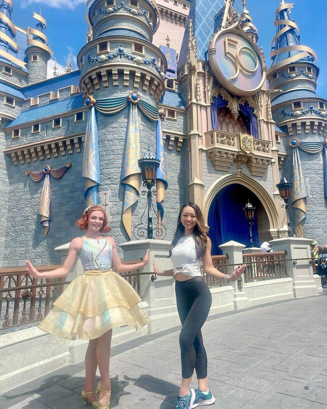 のインスタグラム：「Megan was on the ROAR 2021-2022. And she is a Disney world magic kingdom stage dancer now!!!!🤩 OMG...this is super excited!!!! She is an amazing dancer, sweet and very beautiful inside & outside✨ I love her so much🥹❤️ I'm super lucky to have you in my life Megan🥰  元チームメイトのメーガンが、去年ディズニーダンサーに合格して、今シンデレラ城のステージダンサーを務めています。 今回行った目的の一つはメーガンのステージを見ることでした。 勝手にこのステージダンサーが一番レベル高いと思ってます。 本当に言葉を失うほど美しく素晴らしかった。 彼女はどんなジャンルでも全てのダンスを完璧に踊りこなします。 チームにいる時から、逸脱したダンス力でした。 練習中もいつも彼女を見て学んでいました。 彼女は毎回の練習と試合に、車で2時間半かけてオーランドからジャクソンビルまで通っていました。 それ聞いただけでもすごい...めちゃくちゃ根性ある。 ずっと見たかったから、彼女の素晴らしいダンスに感動して泣きそうになりました🥺✨ 次のリールで載せるのでぜひご覧下さい！！ まじ感動‼️  最近色々辛いことが重なっていたけど、メーガンからめちゃくちゃ元気もらいました。 よし、私も頑張ろう🔥  #disneyworld #florida #orland #アメリカ生活 #ディズニーワールド #magickingdom #waltdisneyworld50thanniversary」