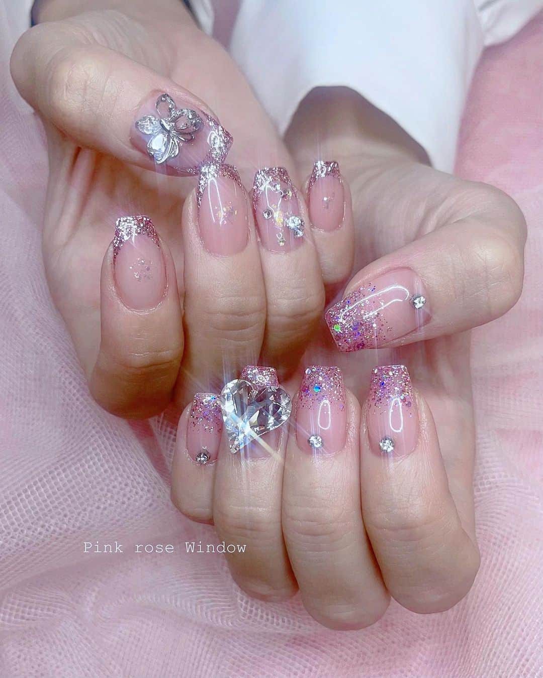 KAI32のインスタグラム：「. crystal heart💓 . 使用カラー @lilygel.nail  ✨ シアースキンコレクション SS04 リップピンク ✨バブルグリッターコレクション BG02 ピーチ、BG03 フラワー . リップピンクを薄めに2度塗り後、 ピーチとフラワーを1:2で混ぜてグラデーションに☁️ 親指の蝶々はTATで発売中の クリスタルバタフライを使用🦋✨ . . #pinkrosewindow #pink_rose_window  #lilygel」